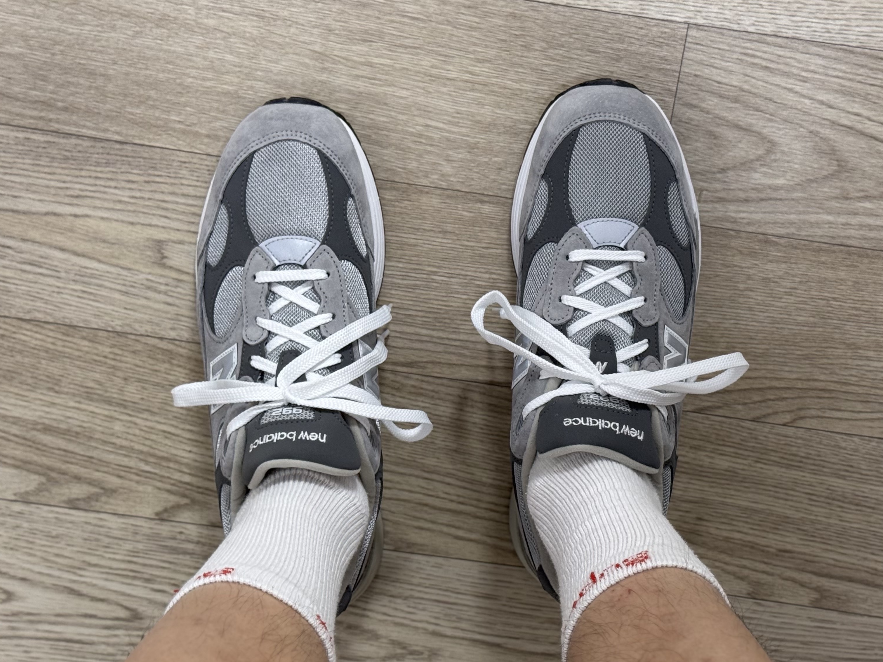 New Balance 992 Made in USA Core Grey Silver Metallic 착용 스타일