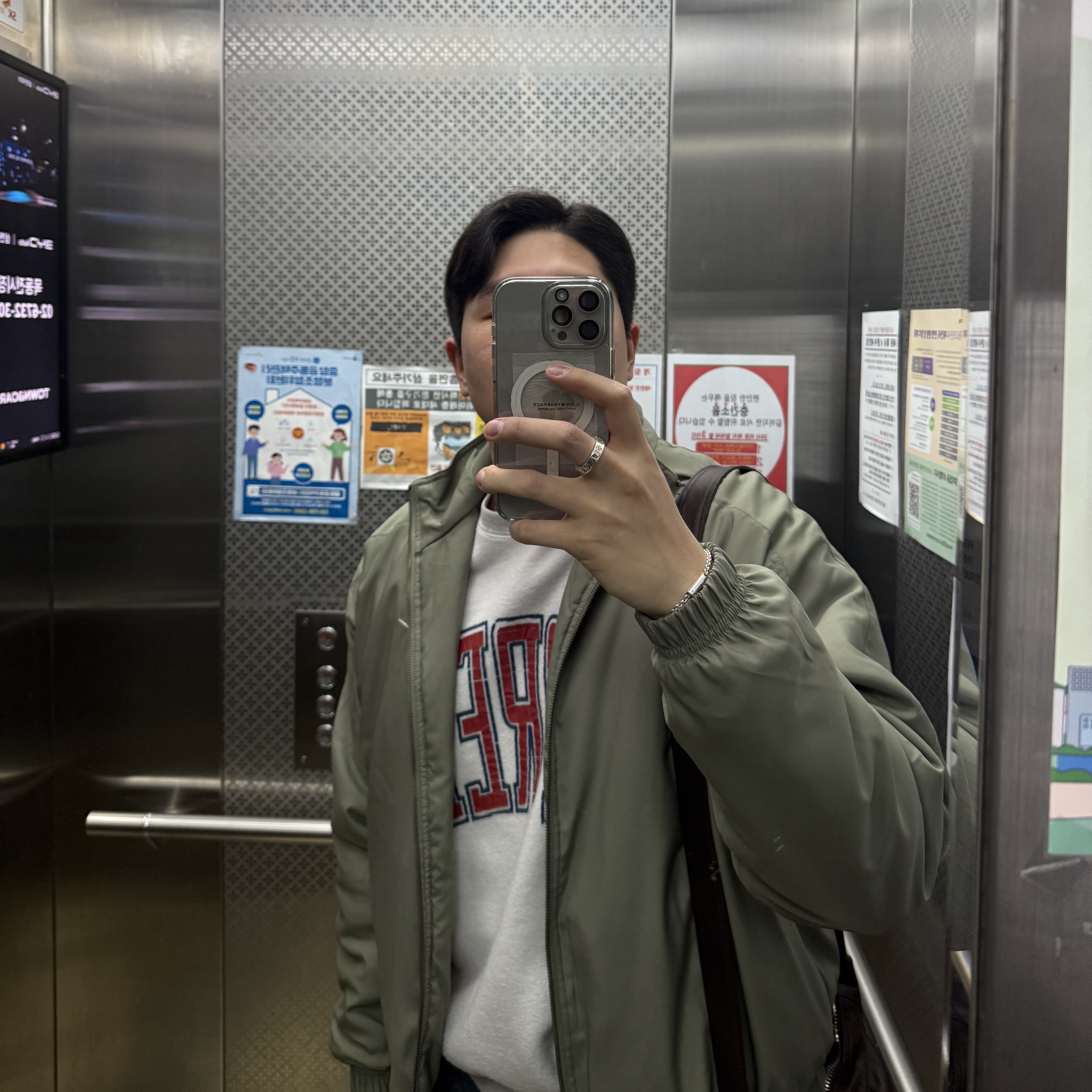 Nike NRG Solo Swoosh Satin Bomber Jacket Light Army - US/EU, Supreme Inside Out Crewneck Ash Grey - 23FW 착용 스타일 - 1