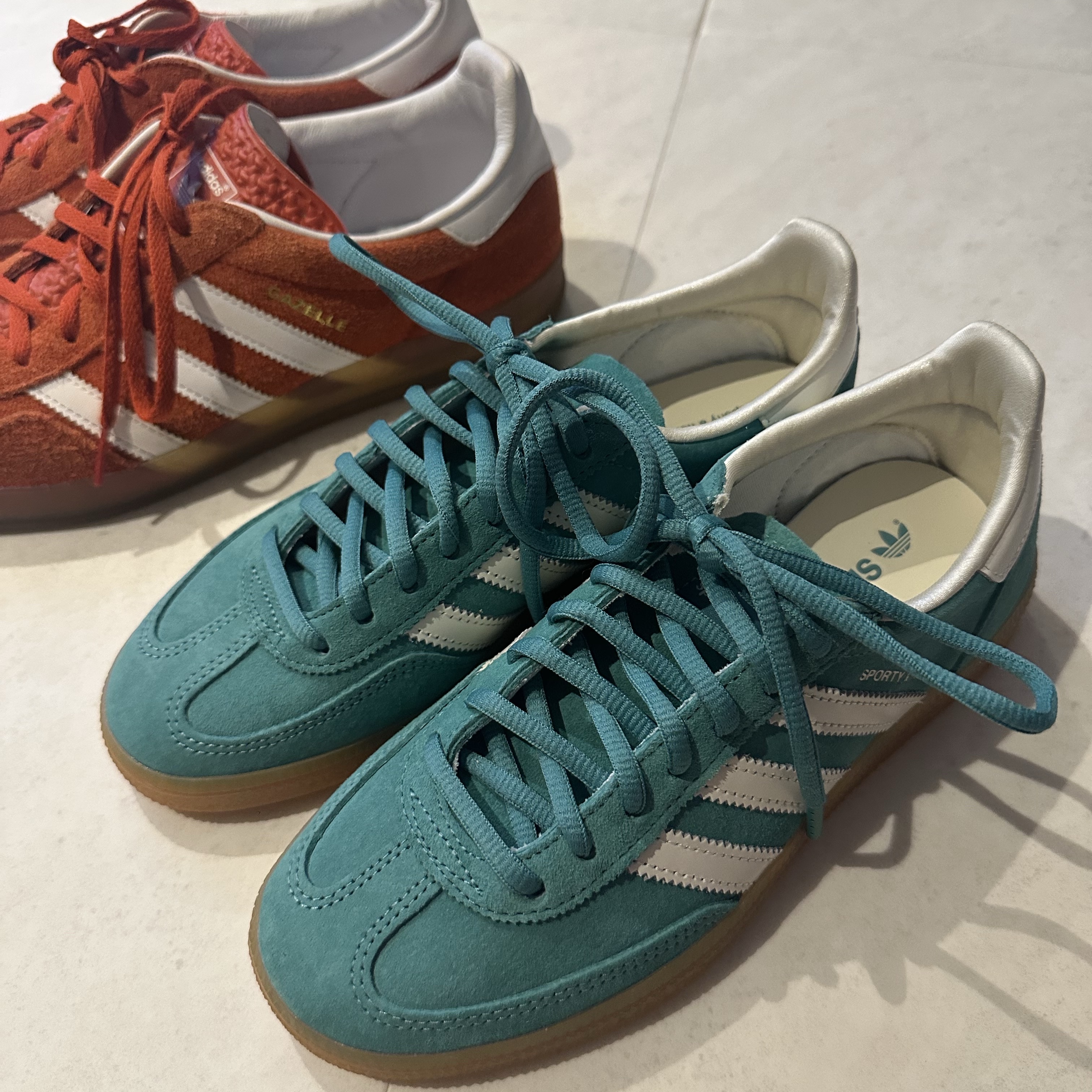 Adidas x Sporty & Rich Spezial Handball Pantone Core White, Adidas Gazelle Indoor Better Scarlet Cloud White 착용 스타일 - 1