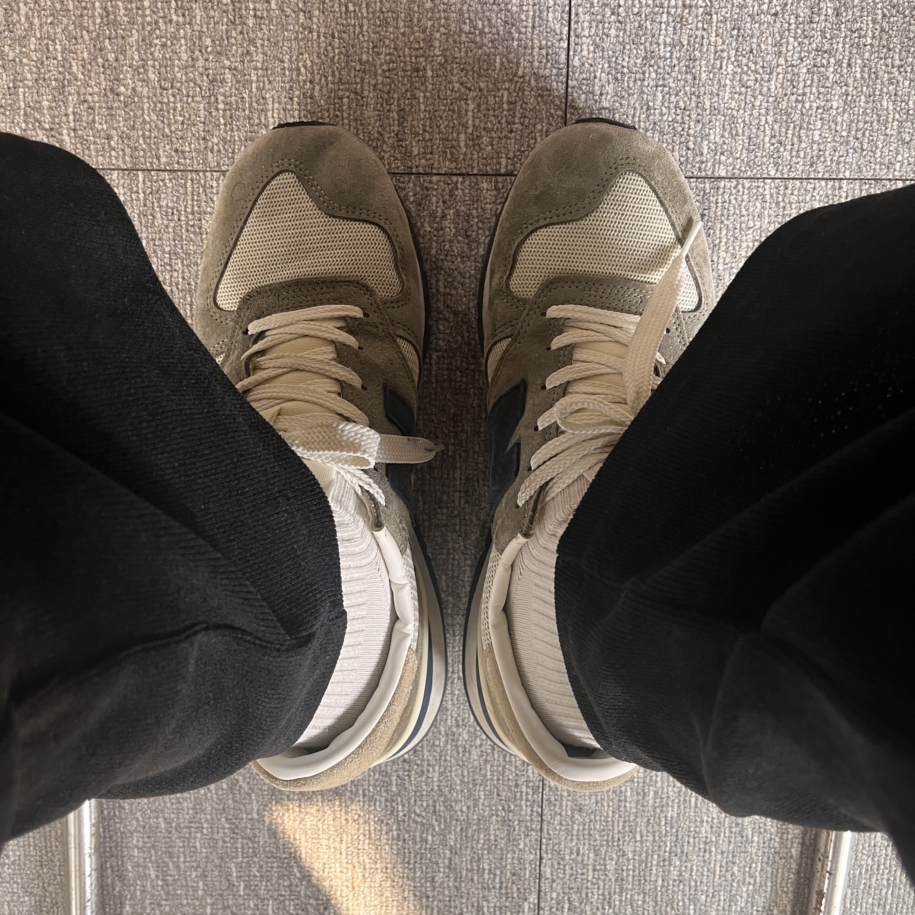 New Balance 990v1 Made in USA Olive 착용 스타일