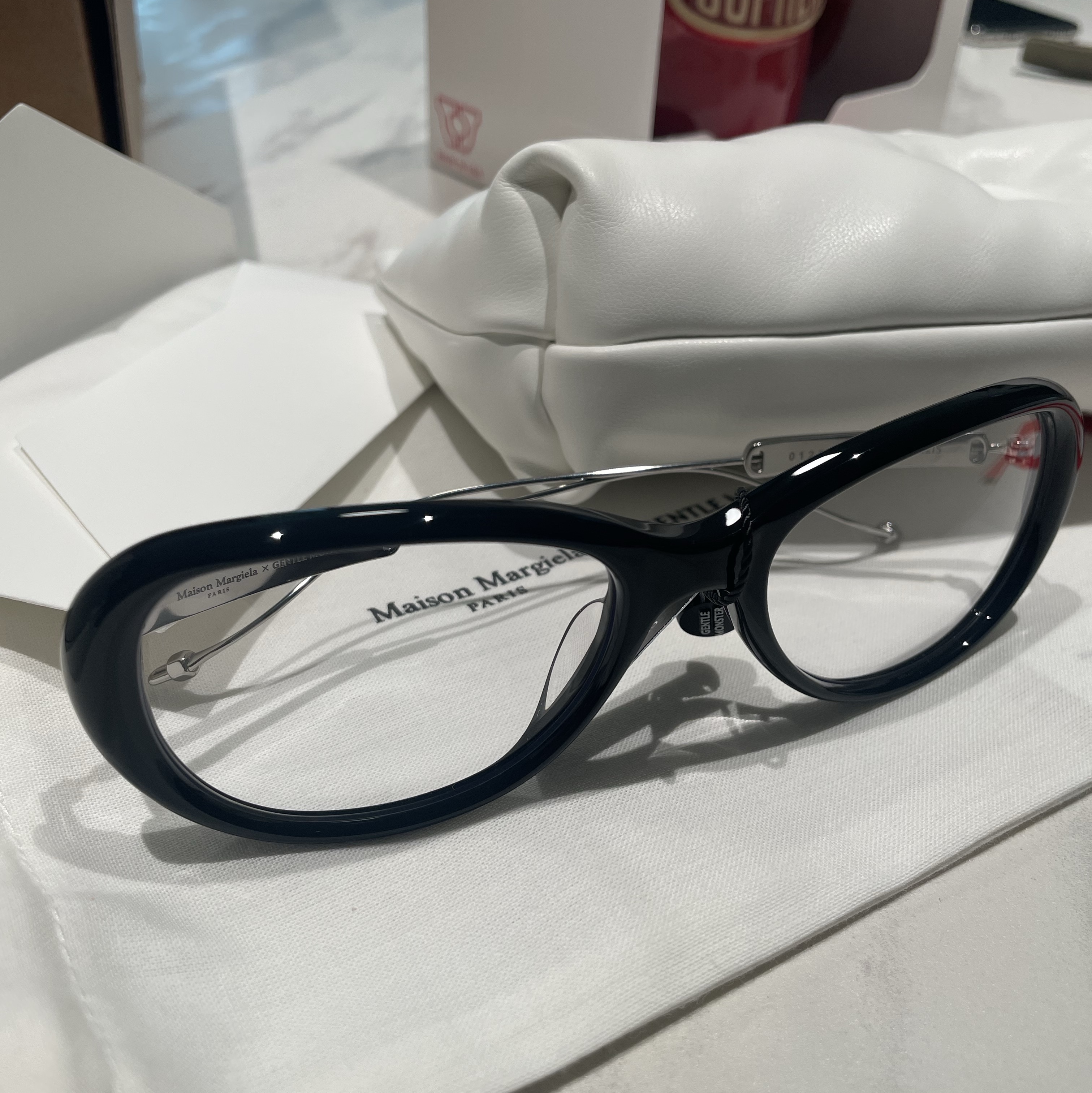 Gentle Monster x Maison Margiela MM215 Black Clear 착용 스타일 - 1