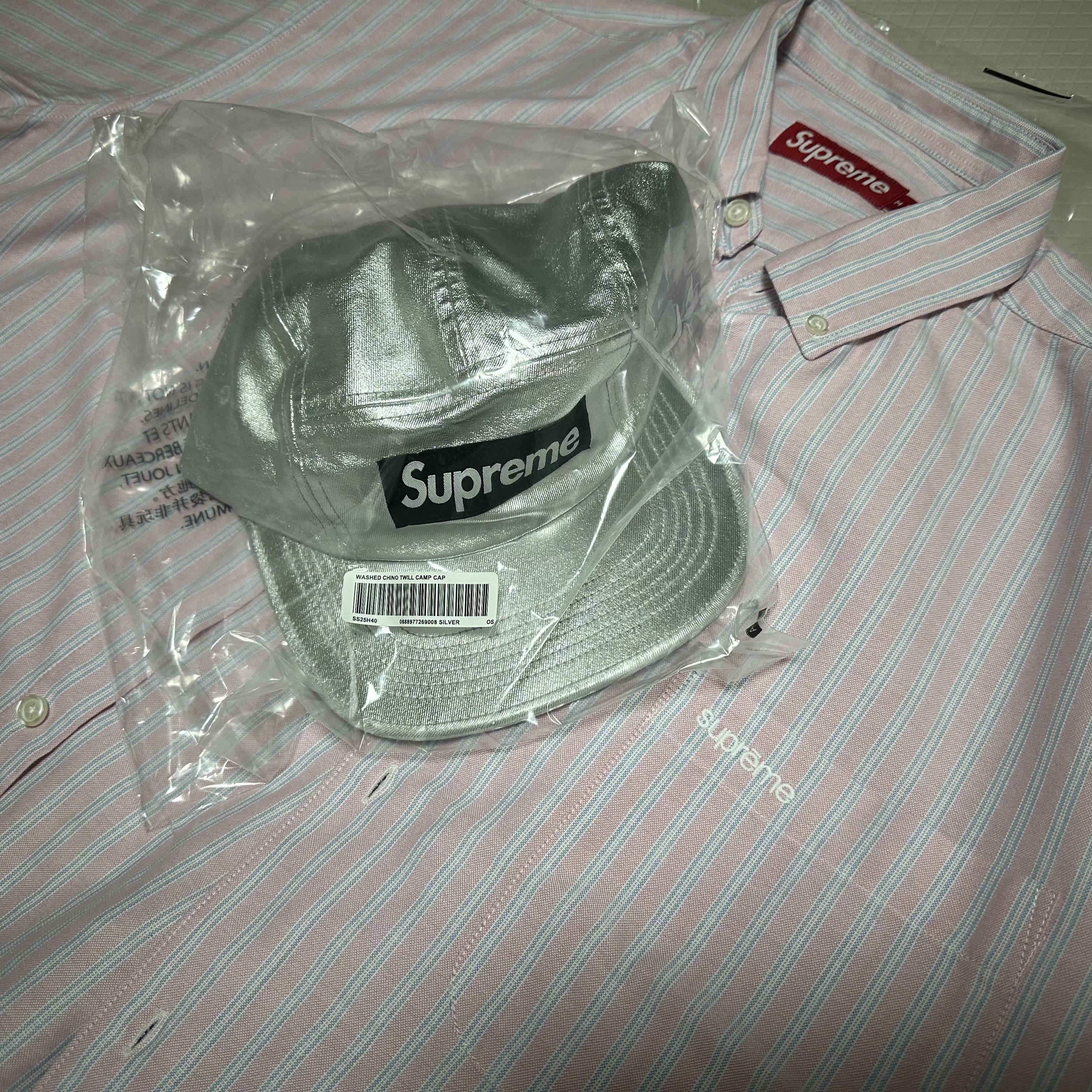 Supreme Washed Chino Twill Camp Cap Silver - 25SS, Supreme Loose Fit Oxford S/S Shirt Pink Stripe - 25SS 착용 스타일