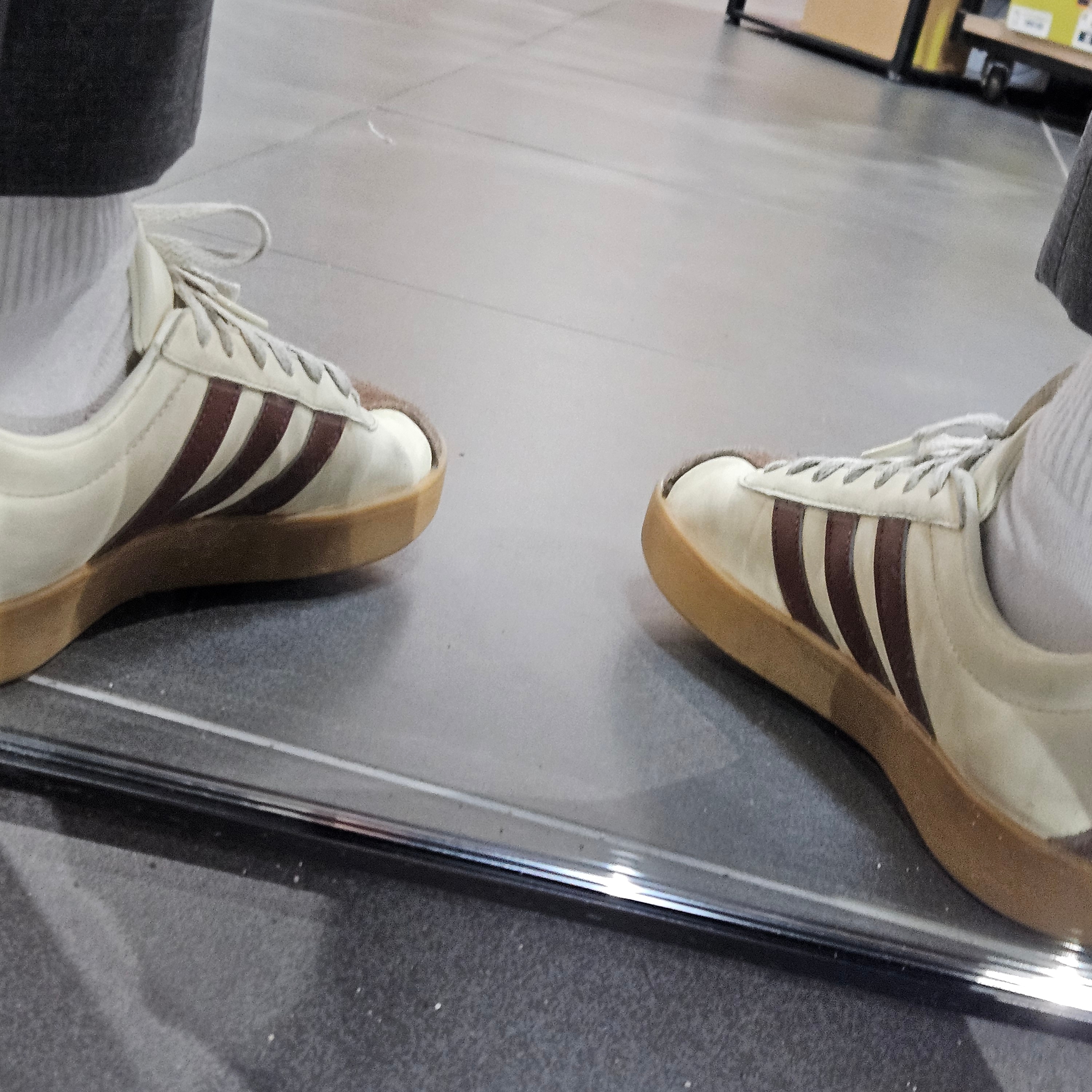 Adidas VL Court 2.0 Cream Brown 착용 스타일 - 3