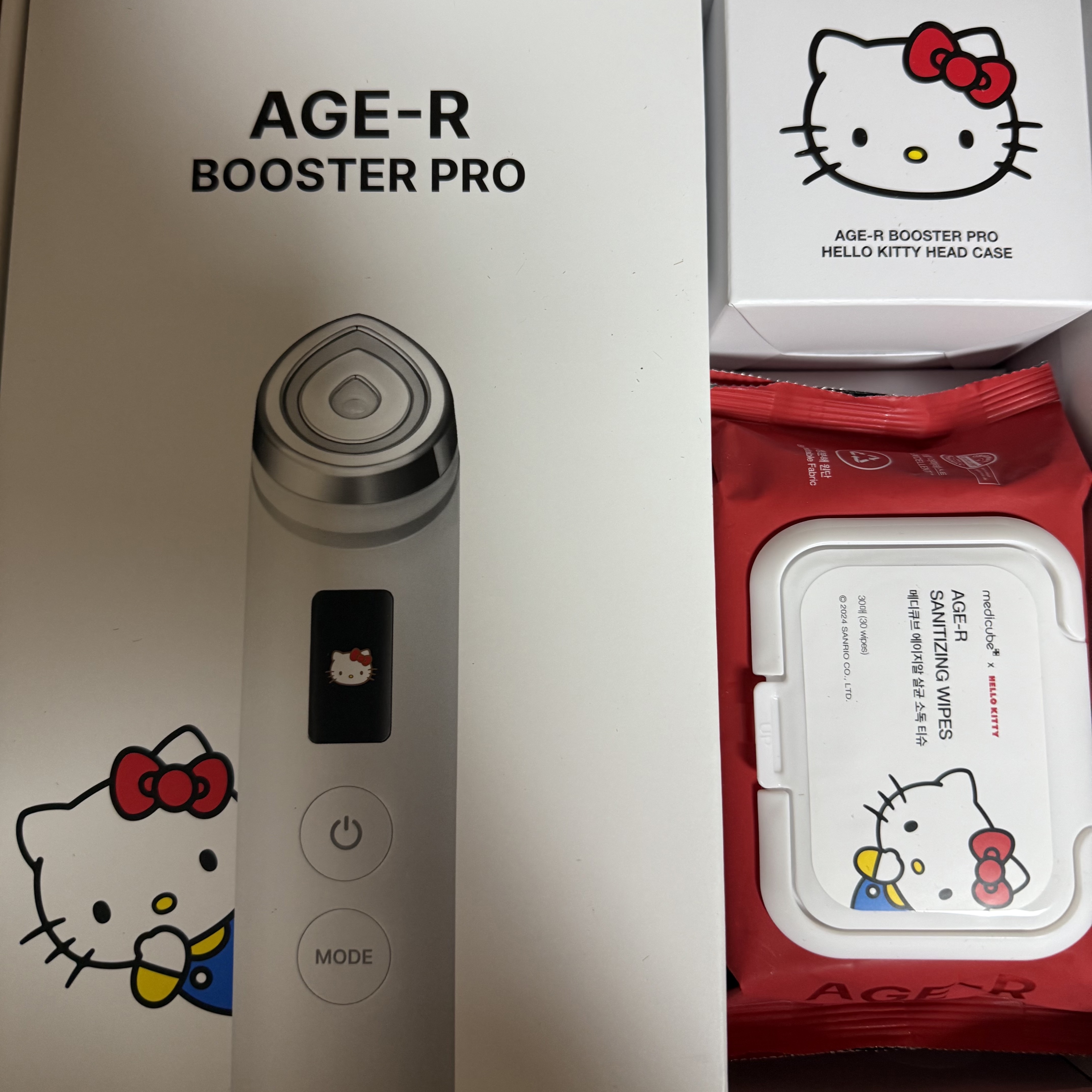 Medicube Age-R Booster Pro Hello Kitty Edition (Korean Ver.) 착용 스타일