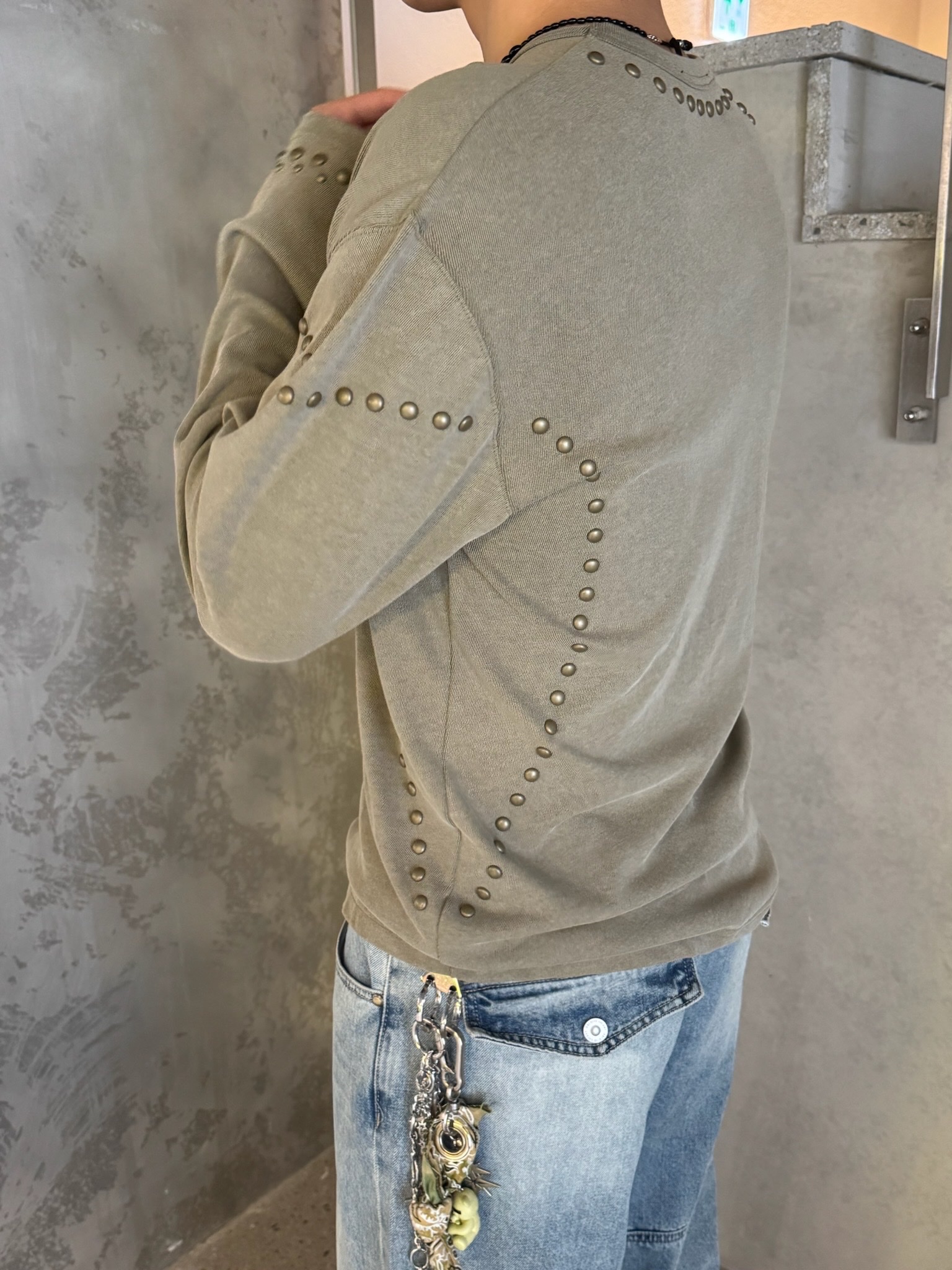 Vacant Archive Chad Stud Long Sleeve Khaki, Vacant Archive Chad Stud Long Sleeve Black 착용 스타일
