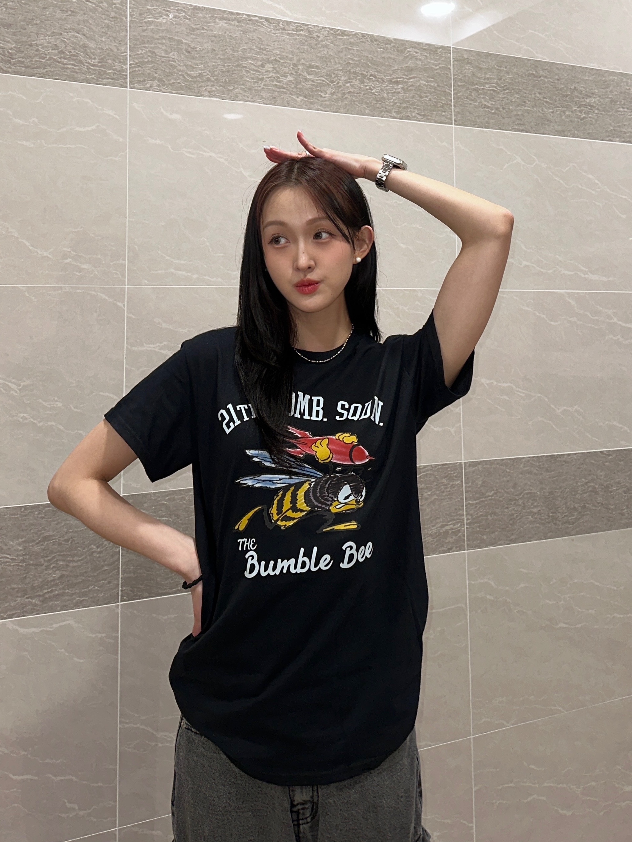 Gildan X American Collection Bumble Bee T-Shirt Black 착용 스타일 - 7