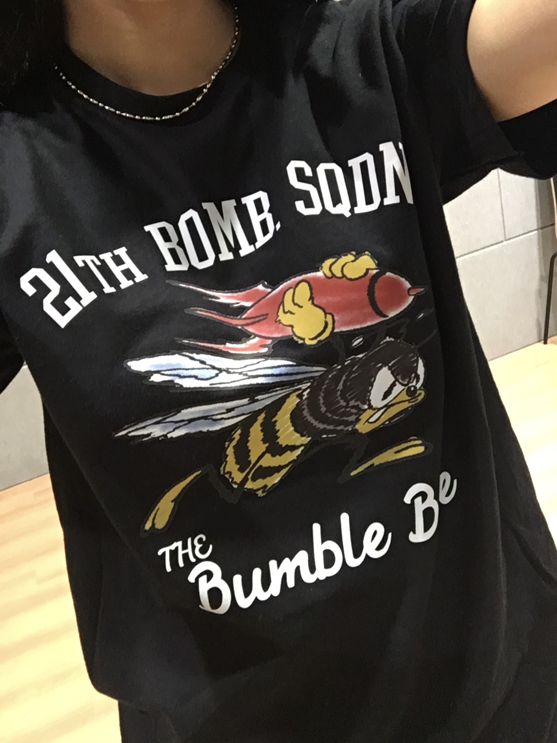 Gildan X American Collection Bumble Bee T-Shirt Black 착용 스타일 - 3