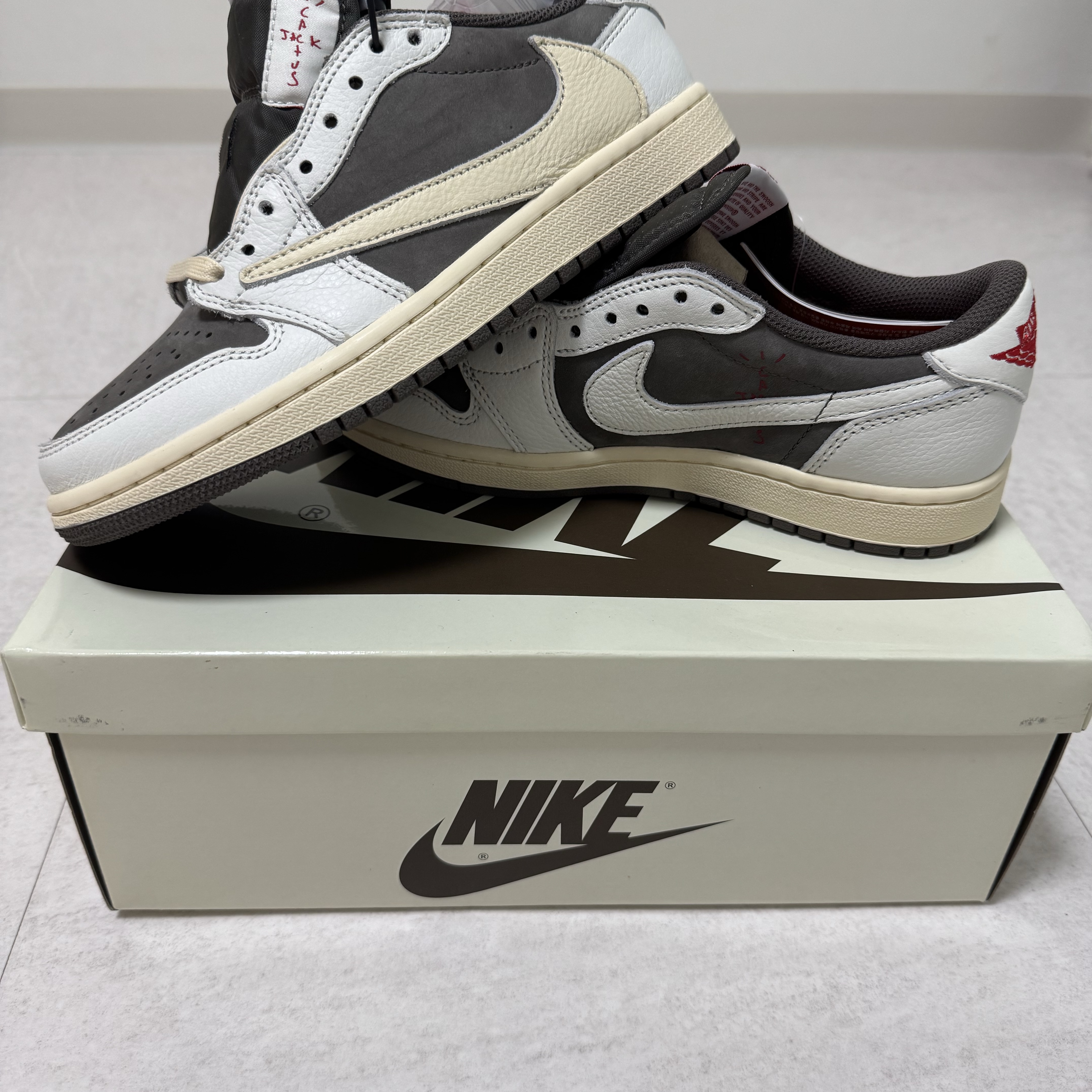 Jordan 1 x Travis Scott Retro Low OG SP Sail and Ridgerock 착용 스타일 - 3