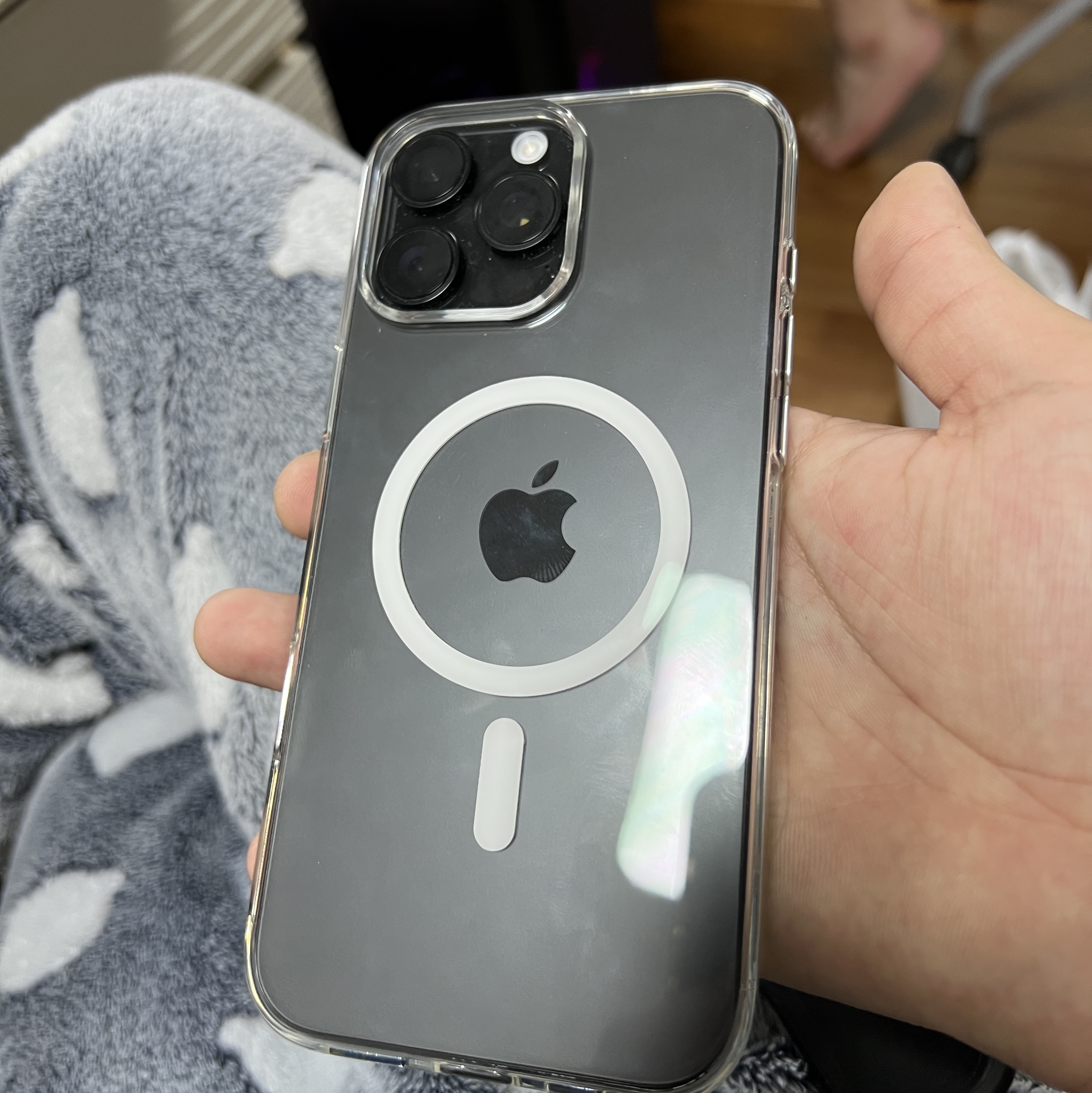 Getri Flat iPhone 16 Pro Max Clear Case with Magnetic 착용 스타일