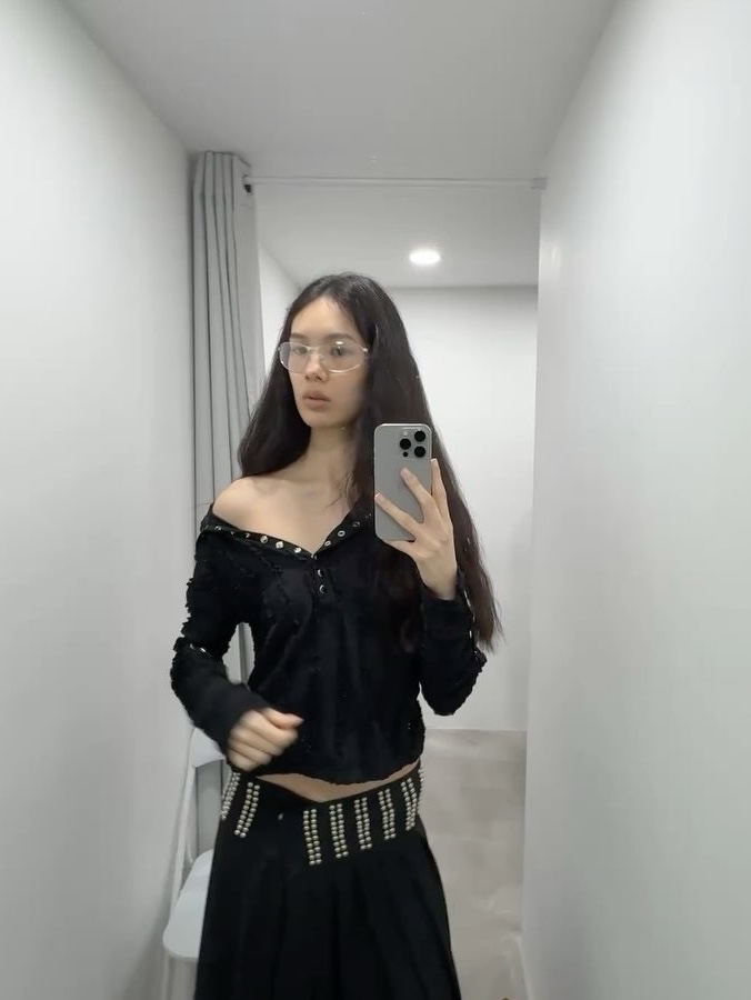GIMMETHEYOUNG G_lace Button Top  White, GIMMETHEYOUNG G_lace Button Top  Black 착용 스타일 - 4