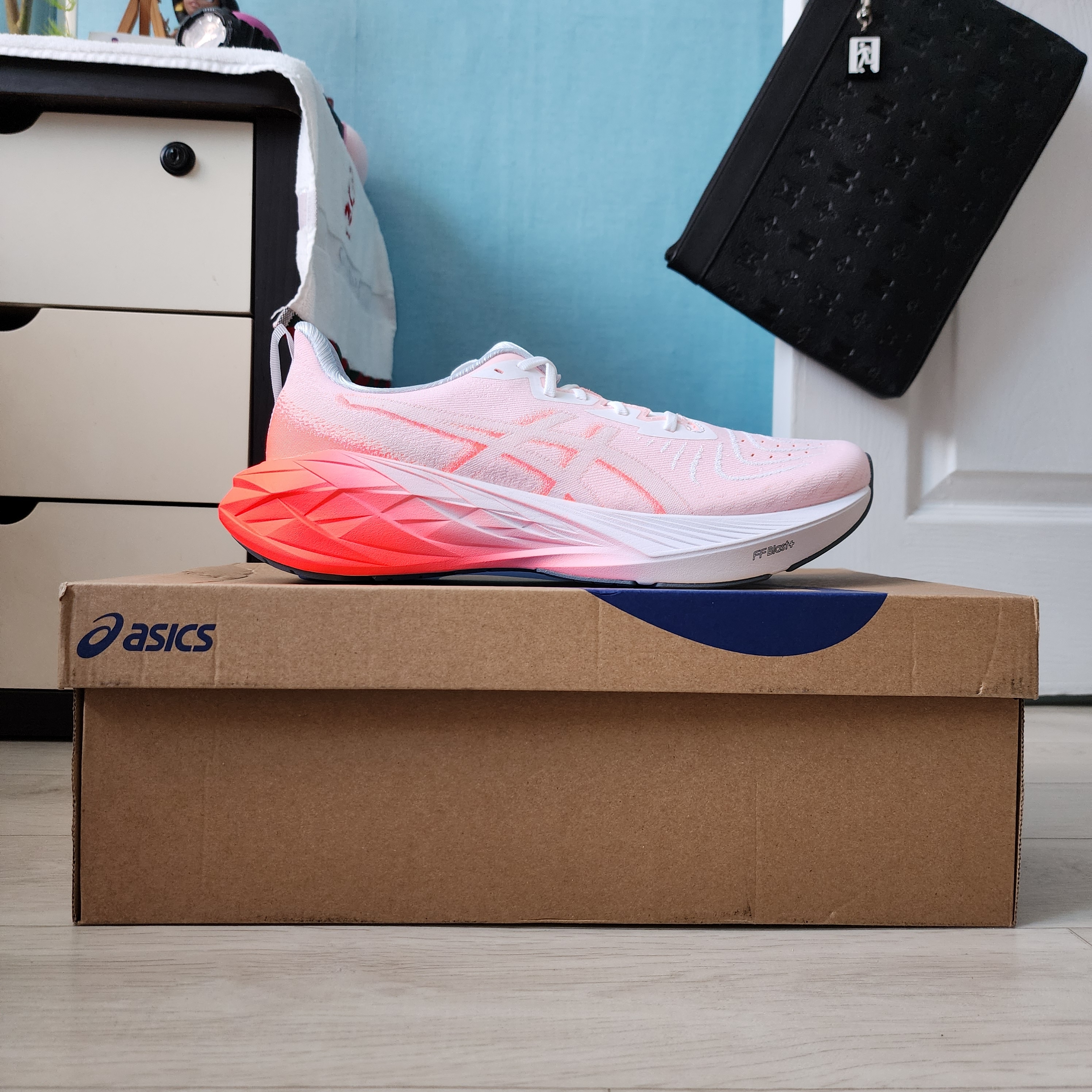 Asics Novablast 4 White Sunrise Red 착용 스타일