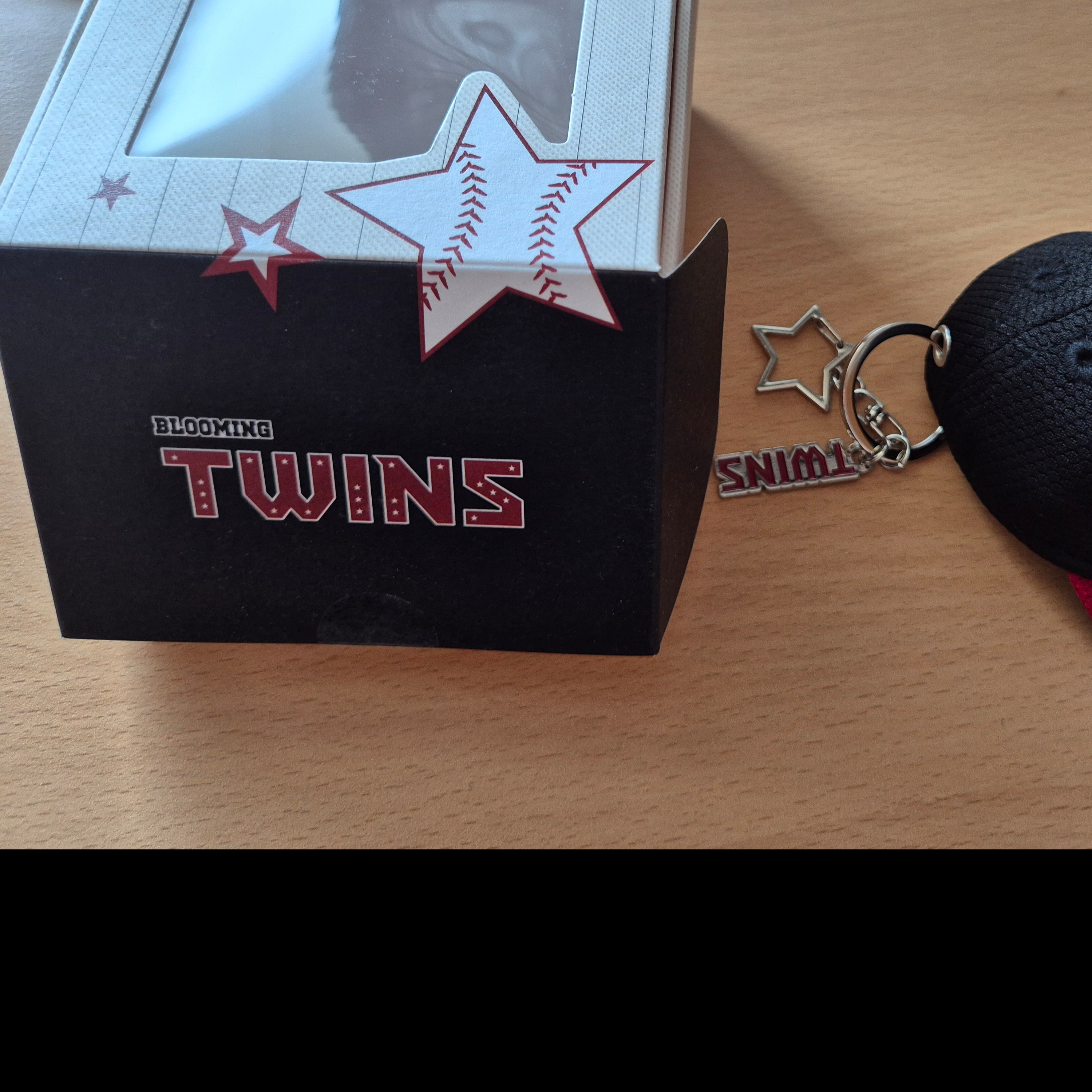 Twins x Bloomingtale Cap Keyring 착용 스타일