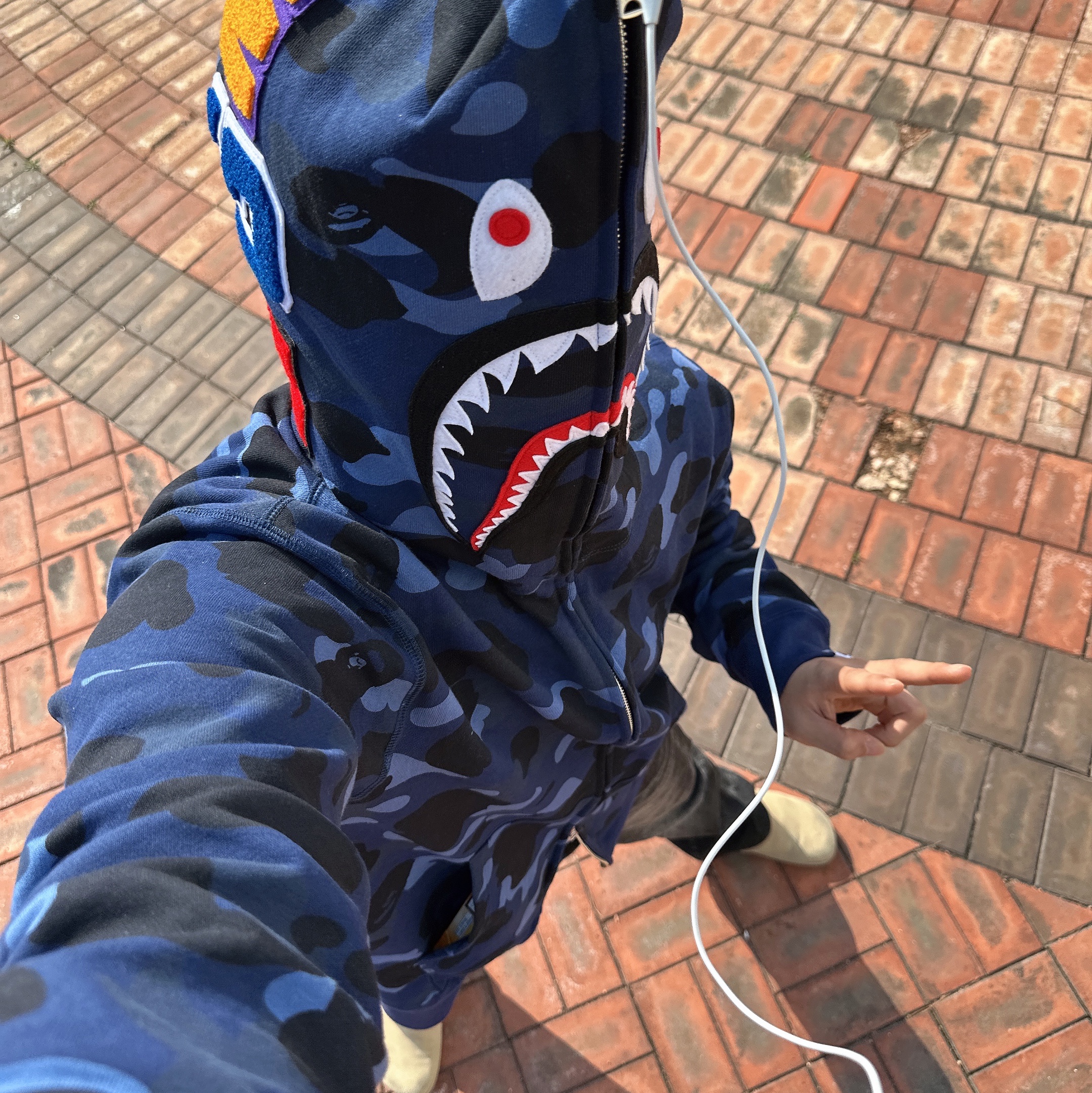 베이프 컬러 카모 샤크 풀 집업 후드 네이비 착용 스타일 - 3