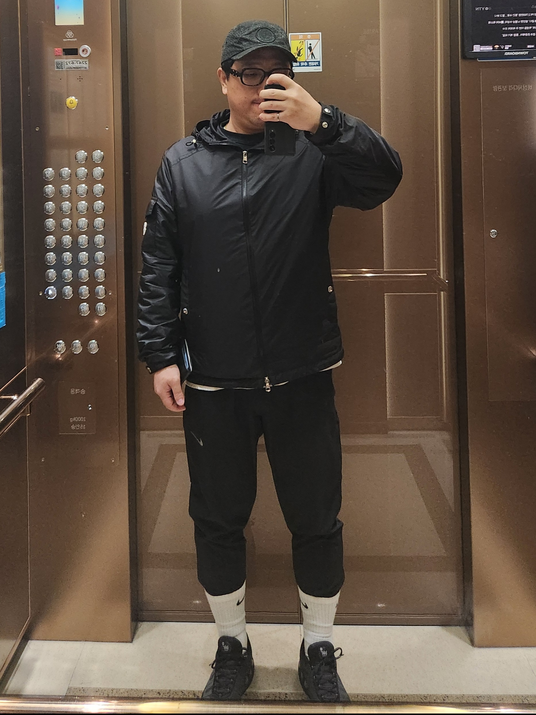 Moncler Etiache Rain Jacket Black - 24SS, Nike Dri-Fit Challenger Woven Pants Black - Asia 착용 스타일