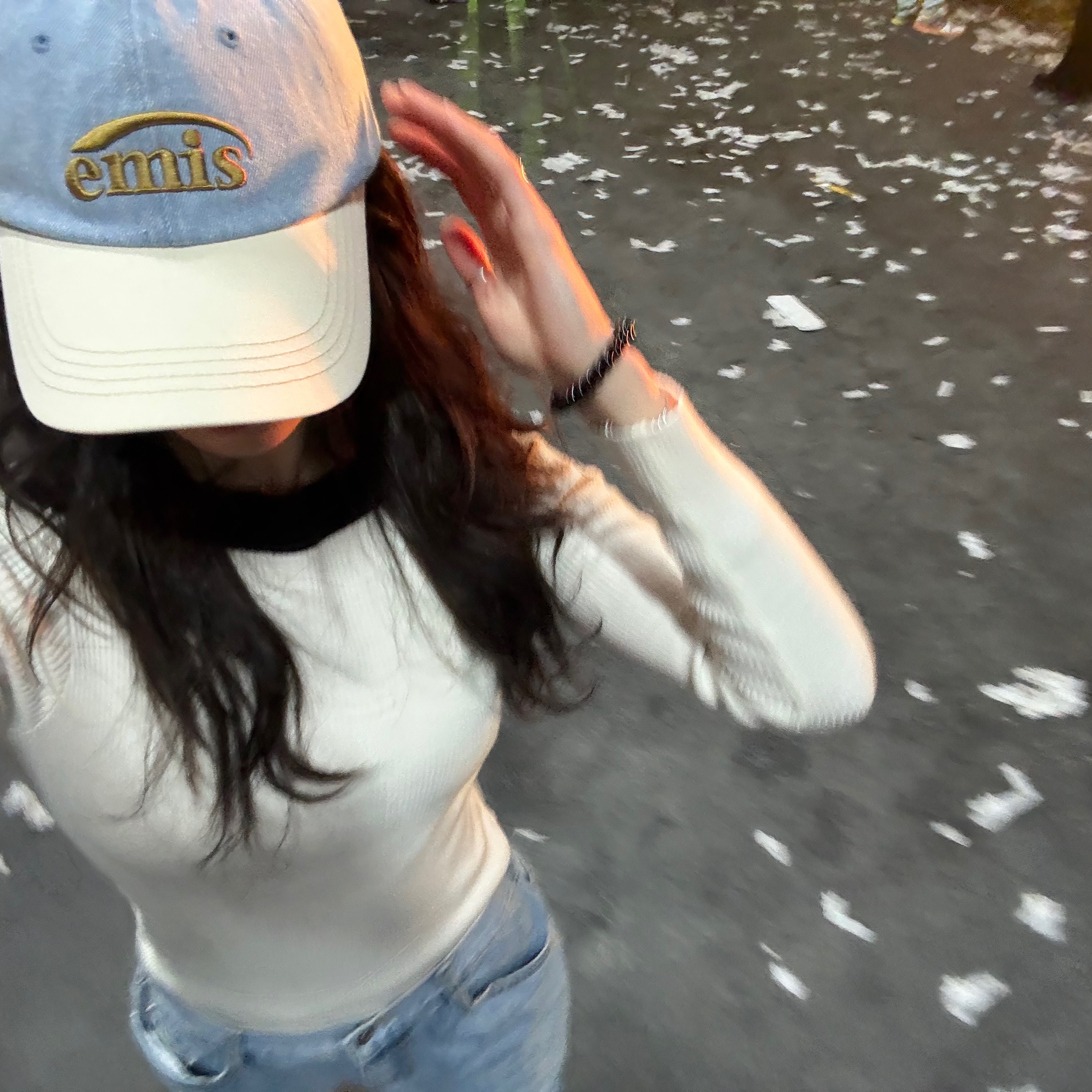 Emis Washed Denim Ball Cap Light Blue Denim Cream 착용 스타일 - 3
