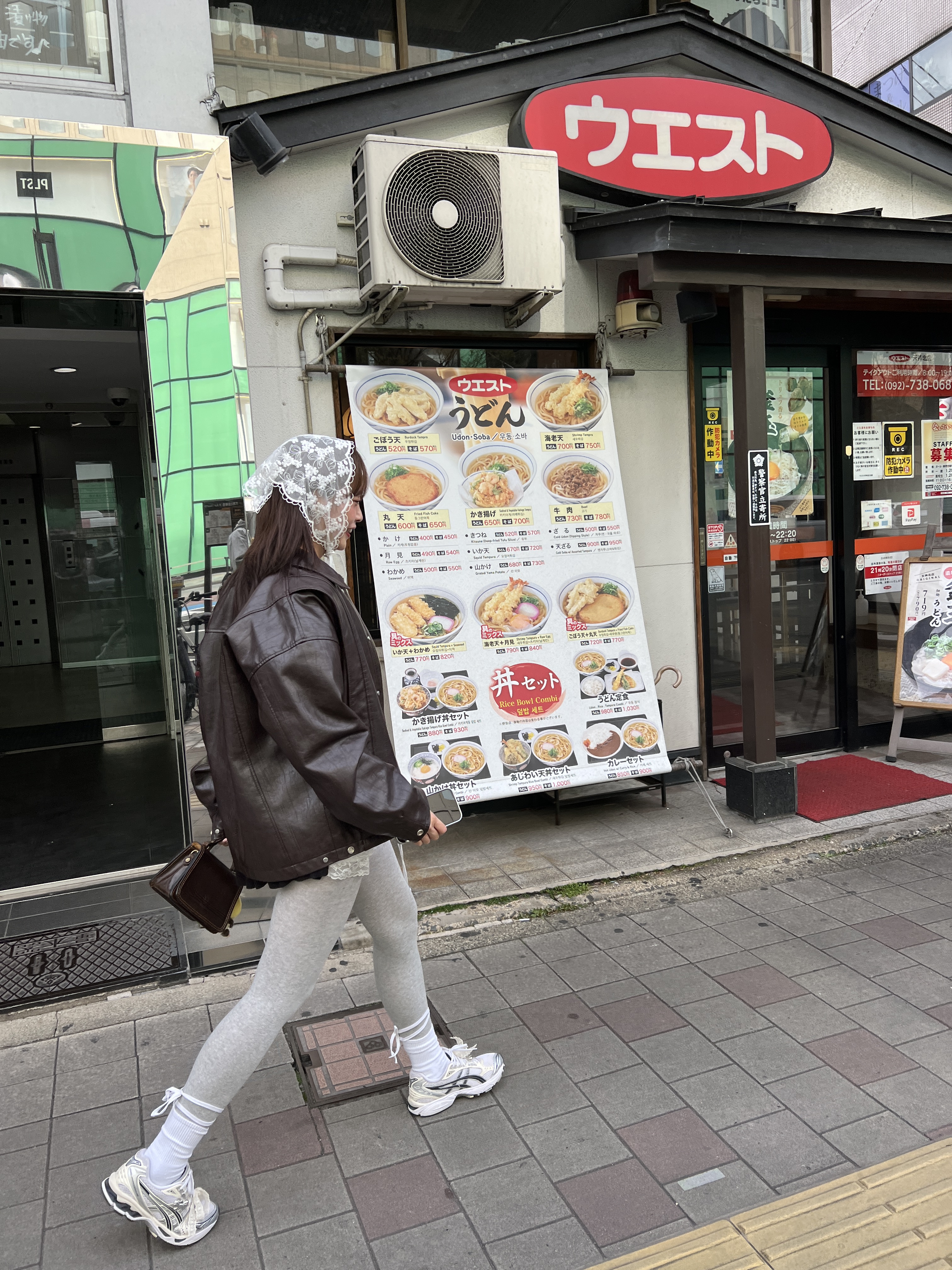 몬치치 SS 걸 키 체인 브라운, 슈프림 롤프 티셔츠 블랙 - 24SS 착용 스타일 - 7