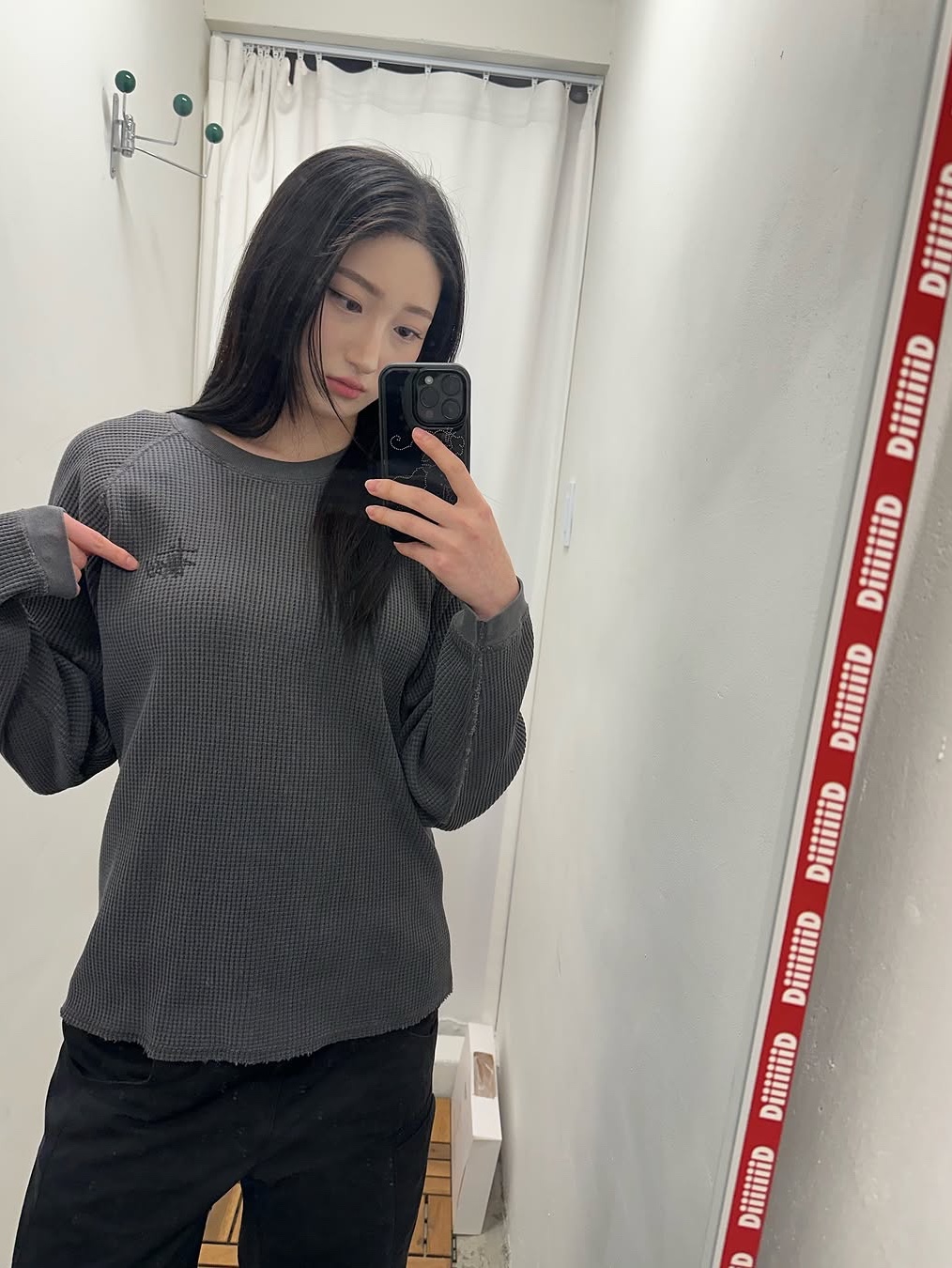 Stussy Raglan Thermal LS Crew Washed Black, BAPE College L/S T-Shirt White 착용 스타일 - 2