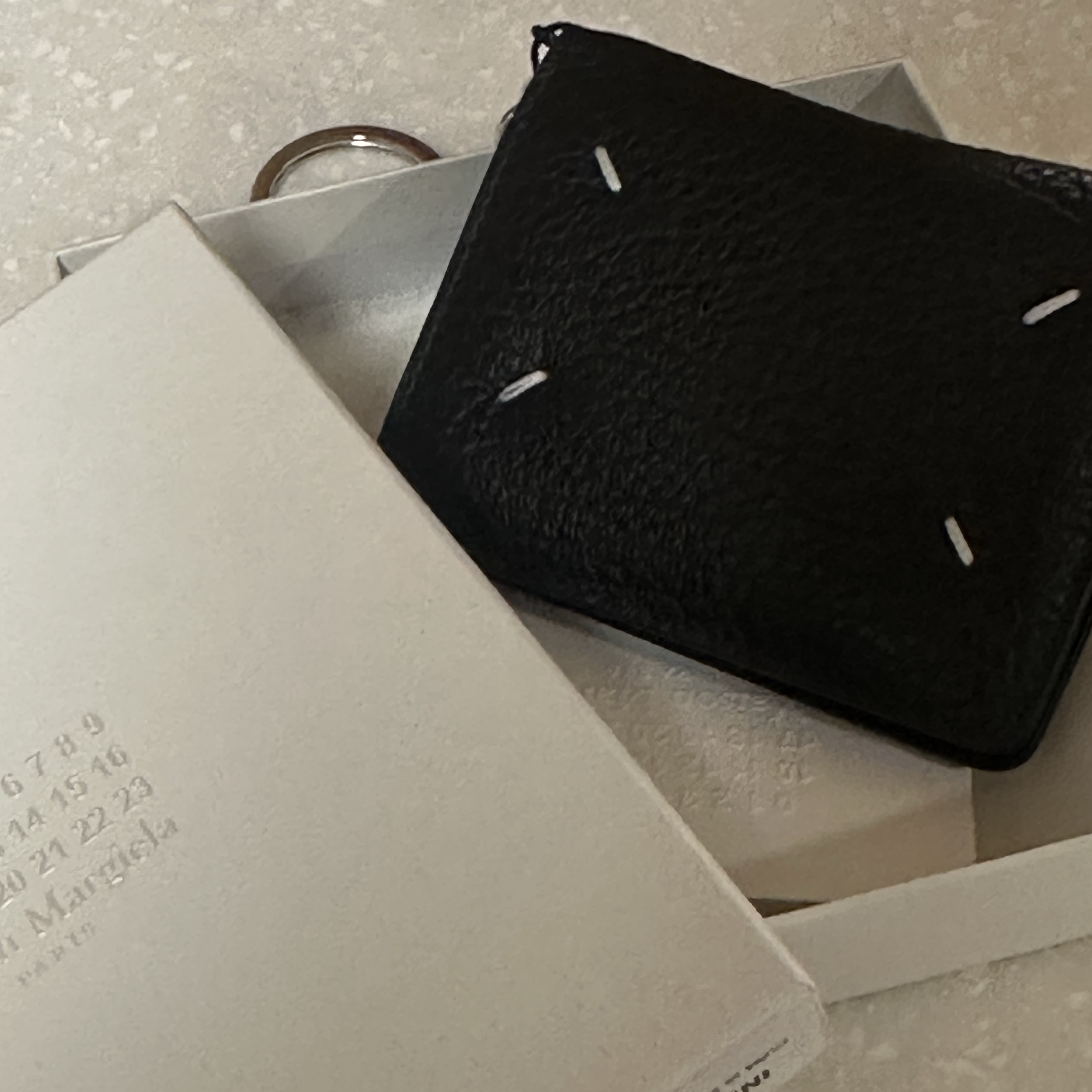 Maison Margiela Keyring Wallet Black 착용 스타일