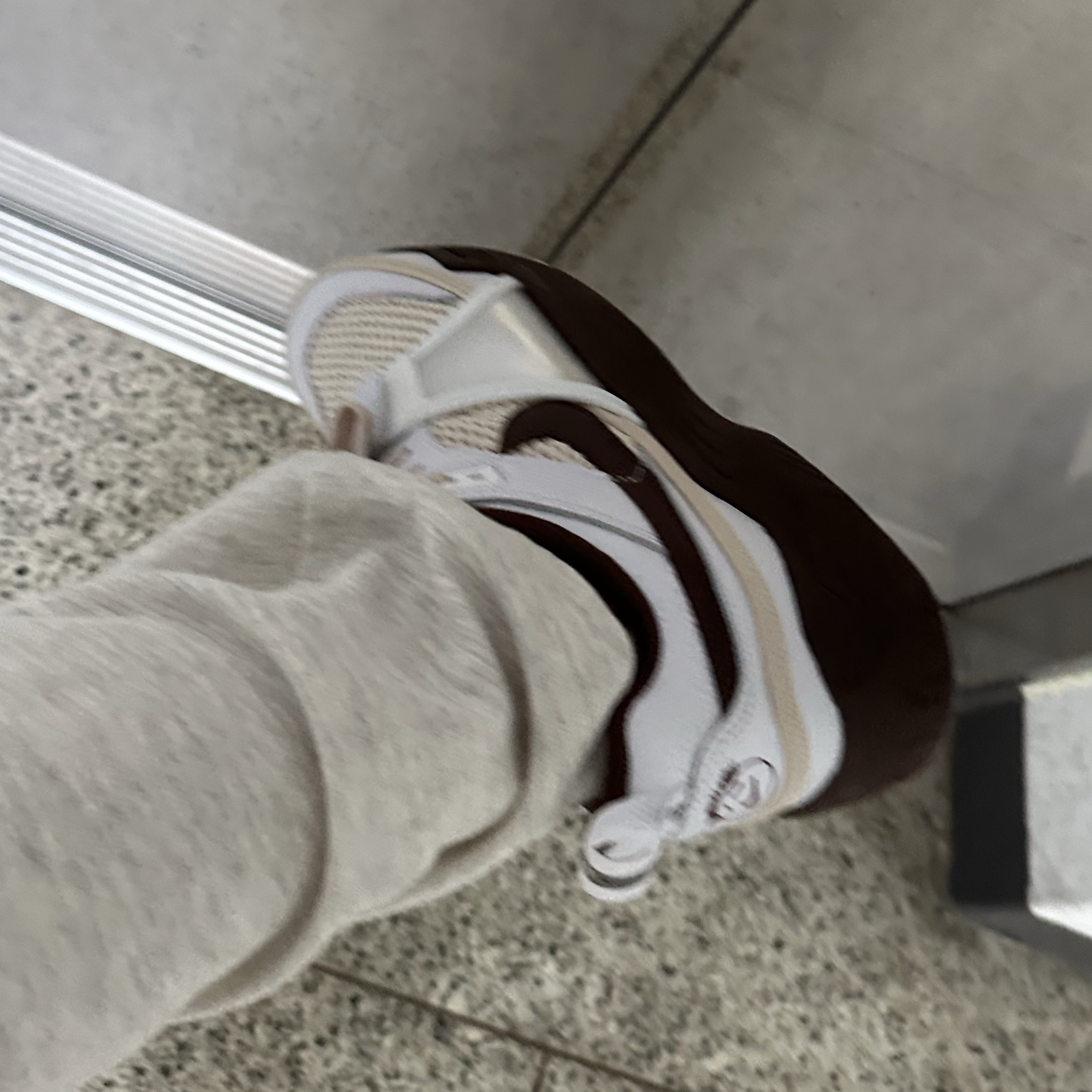 Nike x Travis Scott Zoom Field Jaxx White and Light Chocolate 착용 스타일