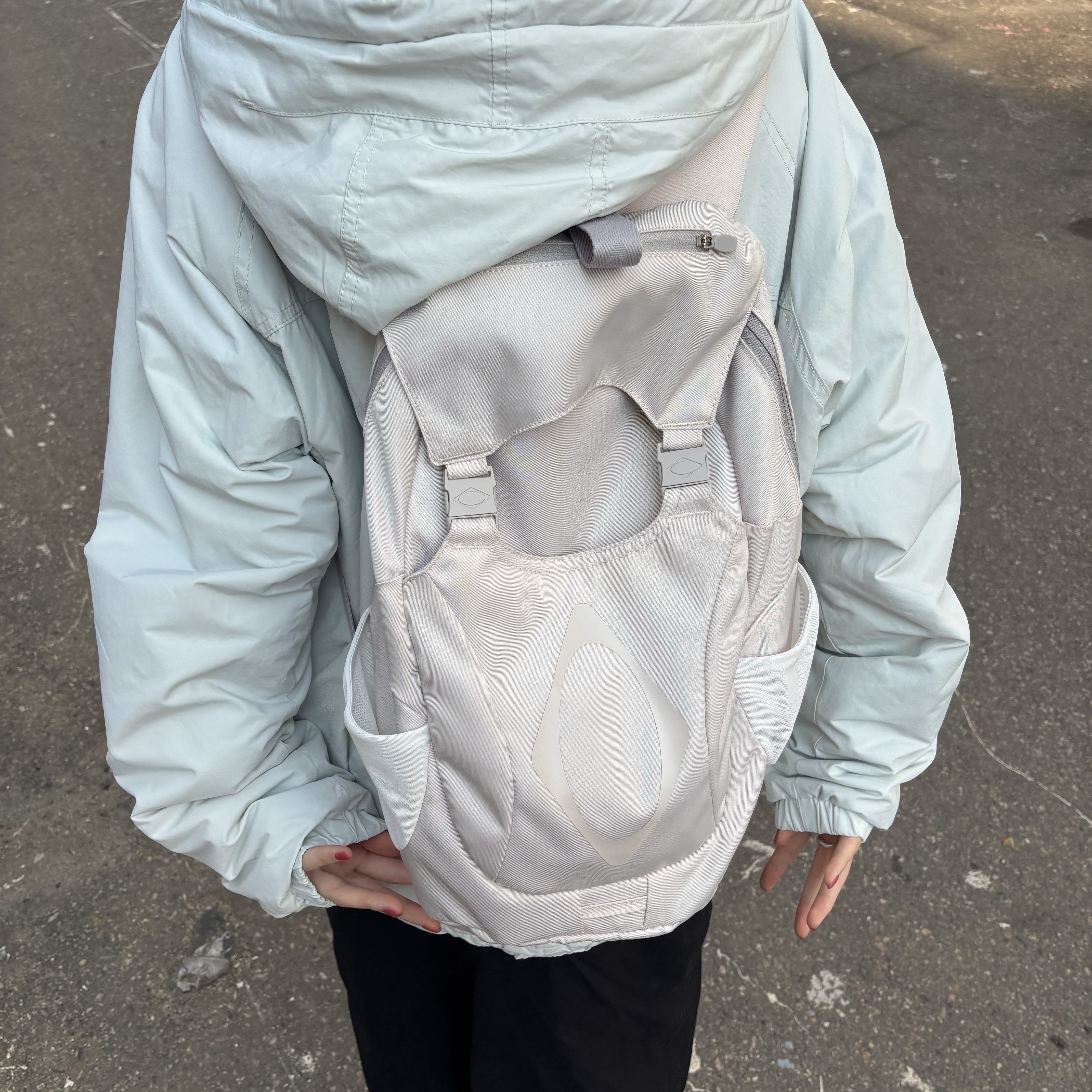 Mischief Buckle Flap Backpack Light Beige 착용 스타일 - 2