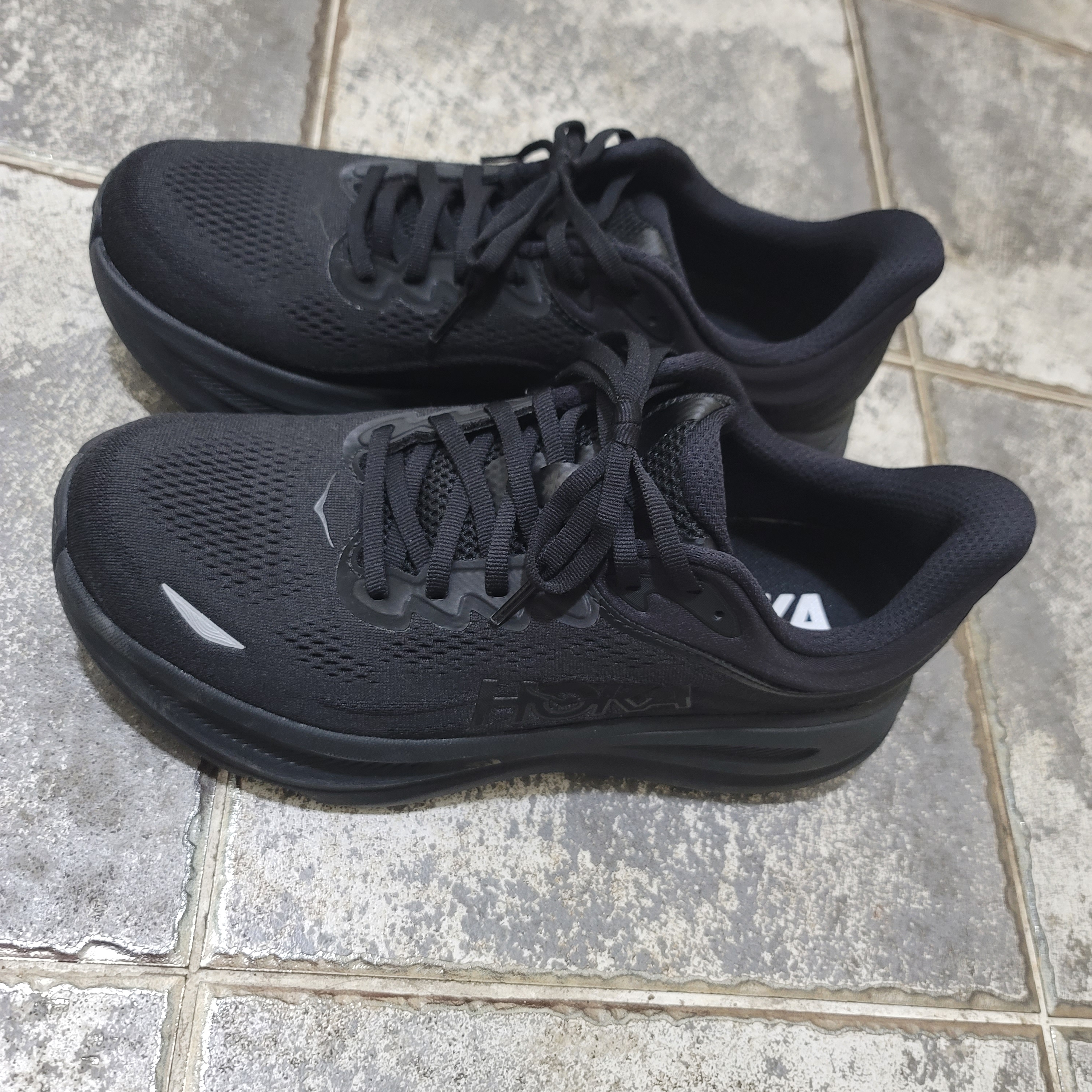 Hoka Bondi 9 Black - Wide 착용 스타일