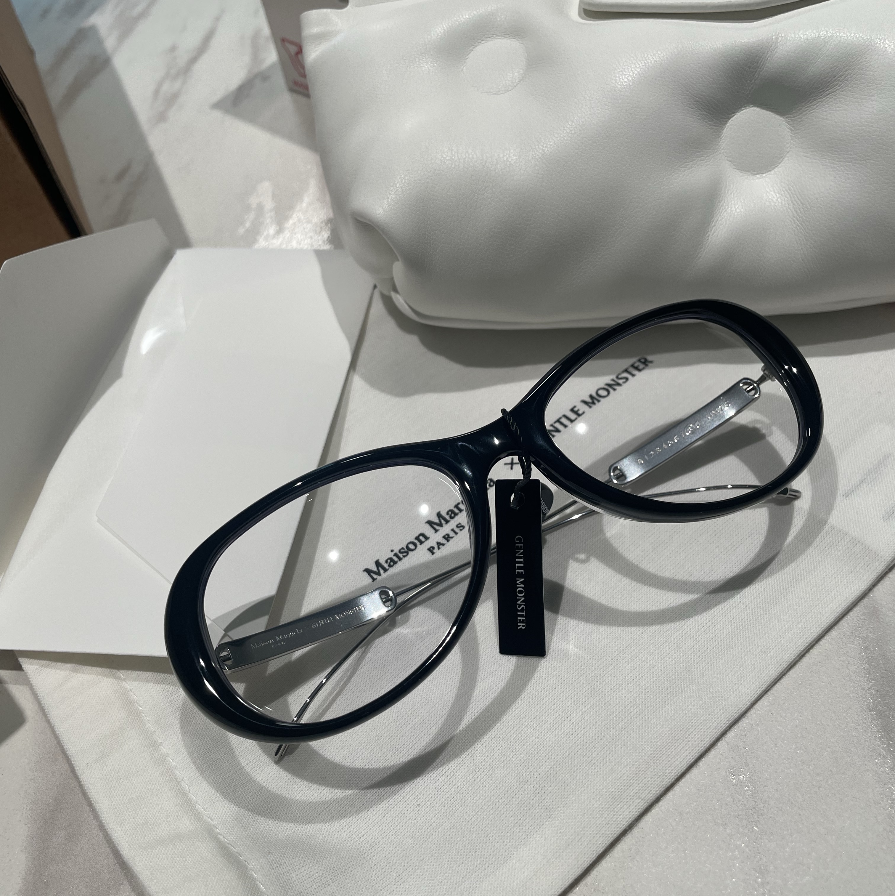 Gentle Monster x Maison Margiela MM215 Black Clear 착용 스타일 - 3