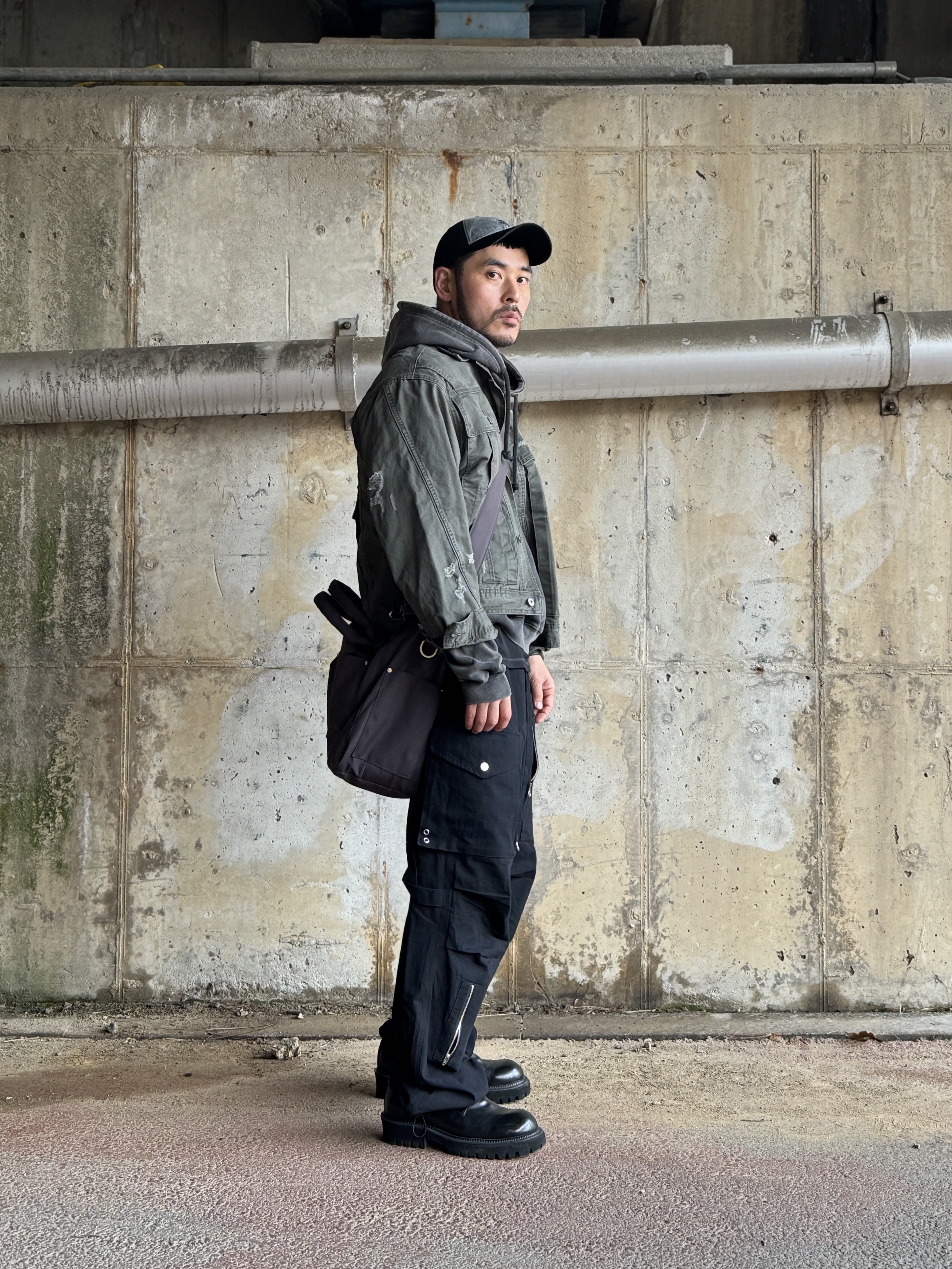 Flavorism Ripstop Parachute Cargo Pants Black, NOMANUAL I.P Damaged Jacket Khaki Gray 착용 스타일 - 1