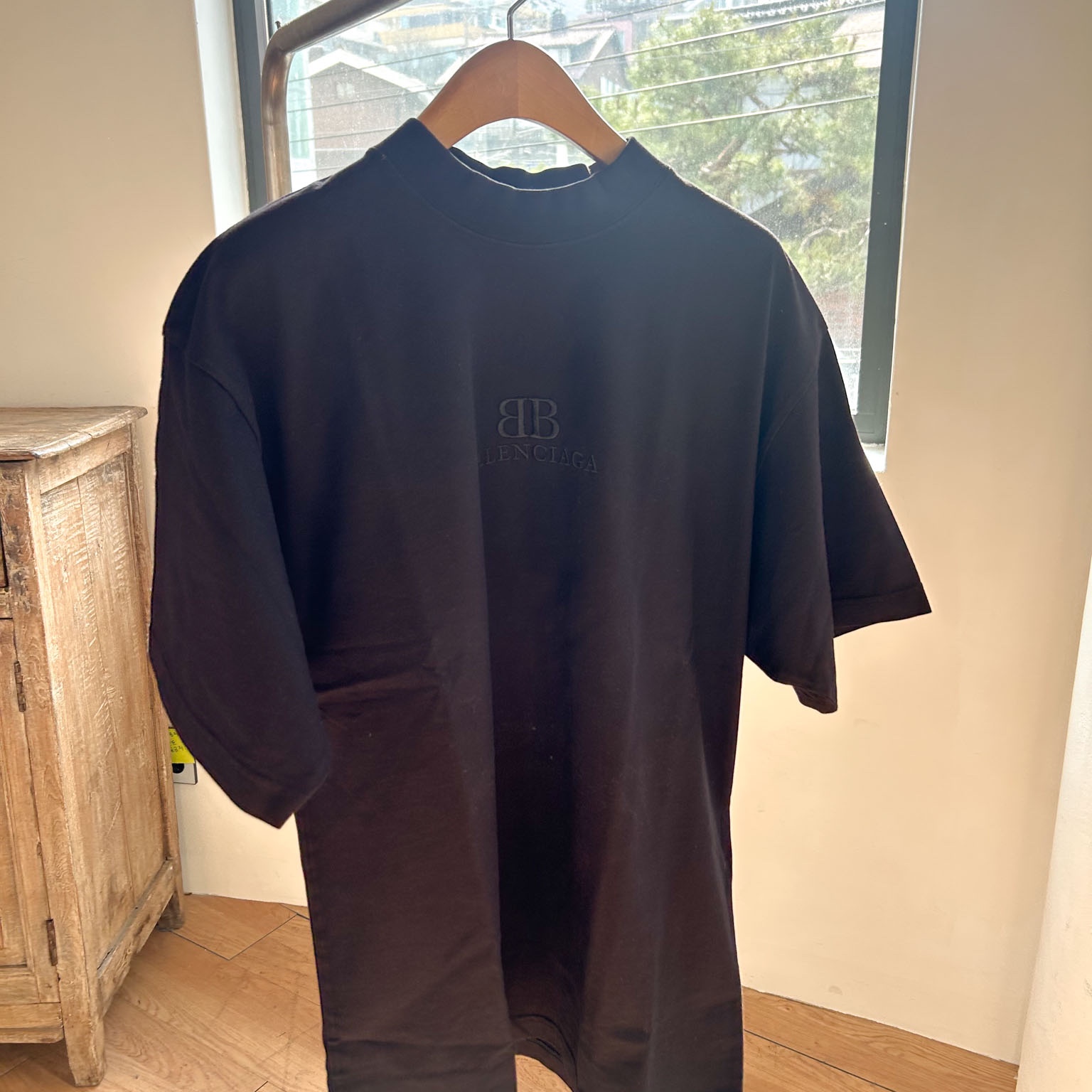Balenciaga Logo T-Shirt Black 착용 스타일
