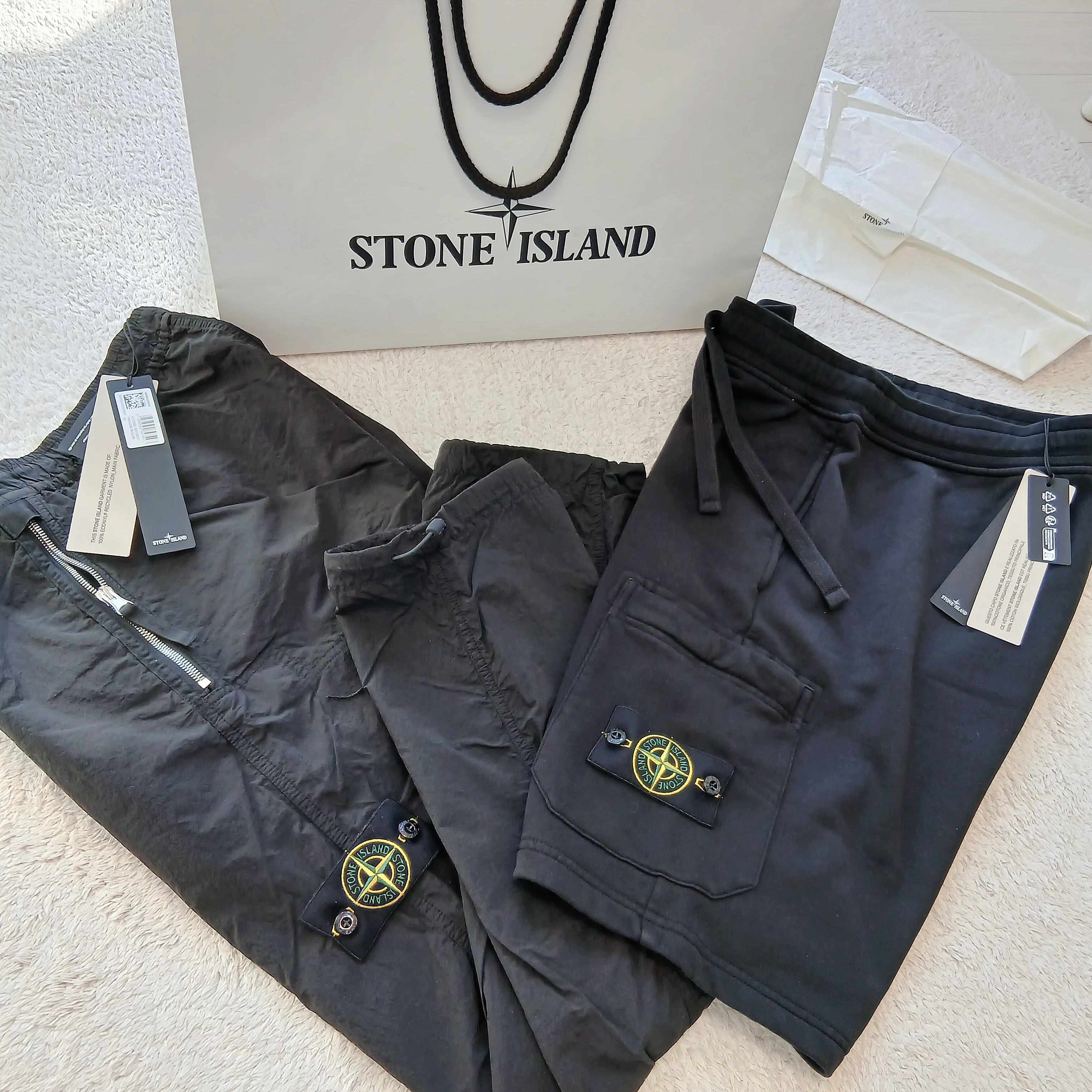 Stone Island 6200012 Organic Cotton Fleece Pocket Details Cargo Bermuda Shorts Black - 25SS, Stone Island 3100005 Nylon Metal in Econyl Mesh Lining Regular Fit Pants Black - 25SS 착용 스타일 - 5