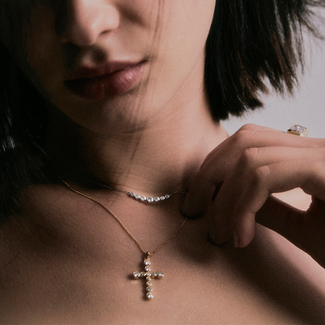 넘버링 #3729 라운드 브릴리언트 그라디언트 크로스 네크리스 골드(NUMBERING #3729 Round Brilliant Gradient Cross Necklace Gold) - 2