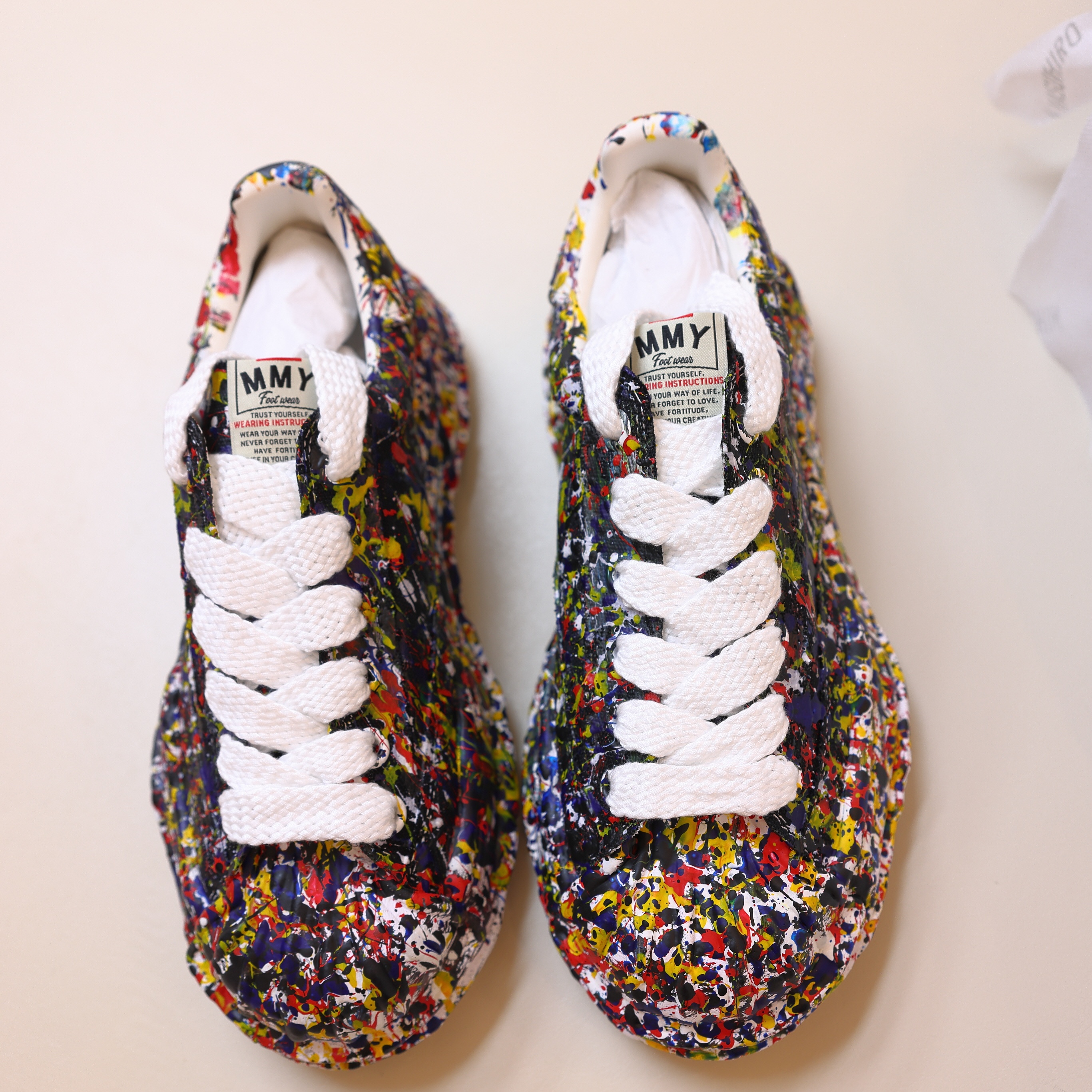 Maison Mihara Yasuhiro Blakey OG Sole Sputtering Paint Canvas Low-top Sneakers Black 착용 스타일 - 1
