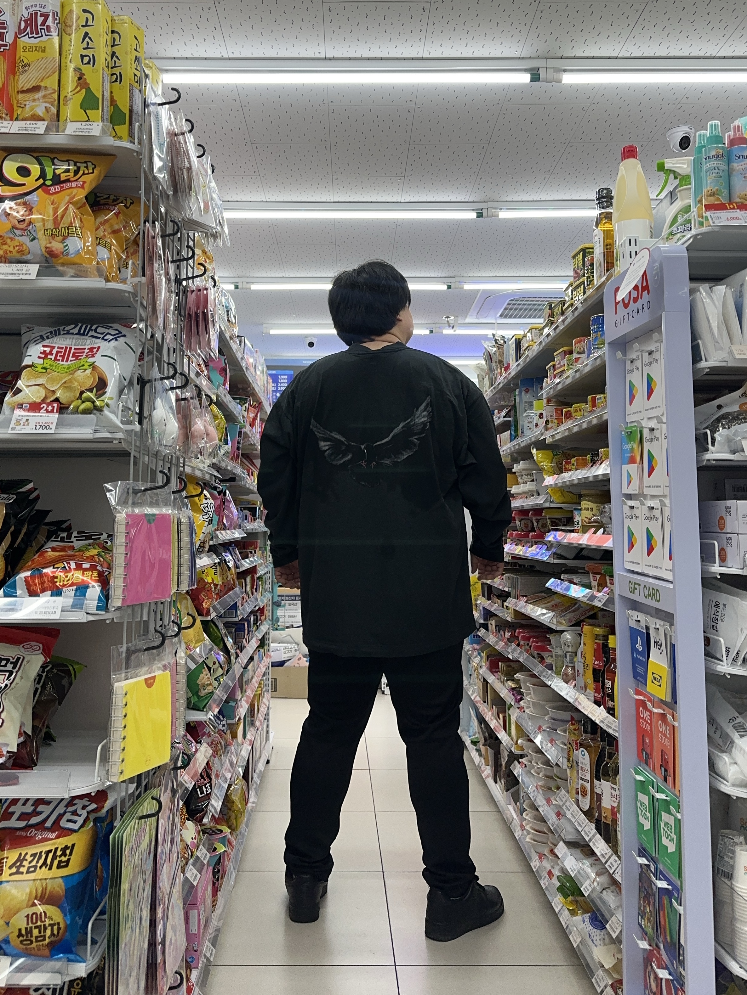 Yeezy Gap Engineered By Balenciaga Dove Long Sleeve T-Shirt Black, Nike Air Force 1 '07 Low Triple Black 착용 스타일