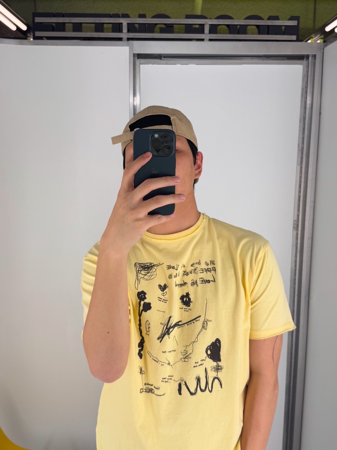 Vacant Archive Evan Artwork T-Shirt Brown, Vacant Archive Evan Artwork T-Shirt Yellow 착용 스타일