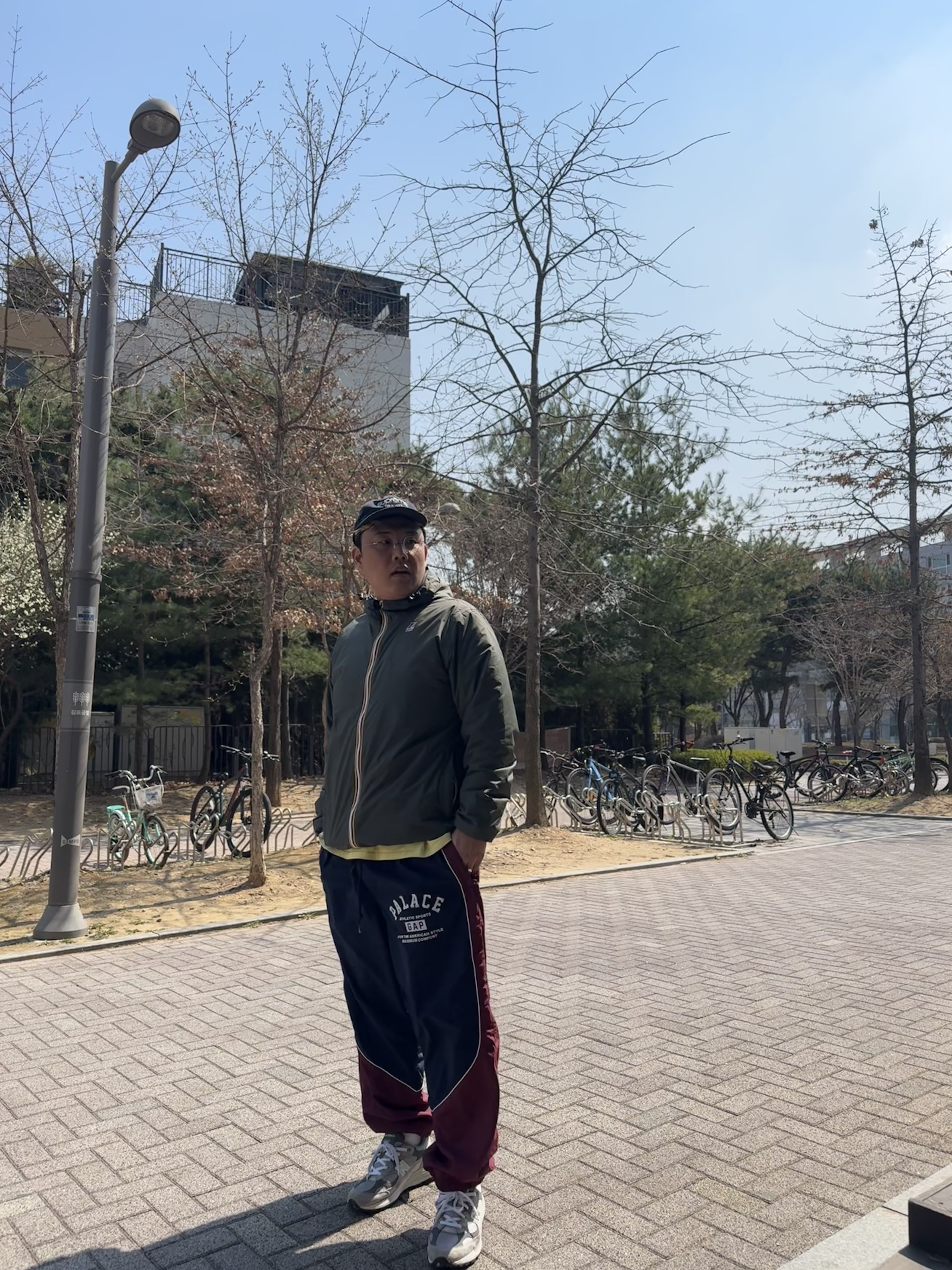 뉴발란스 992 메이드 인 USA 그레이 - D 스탠다드, 팔라스 x 갭 나일론 트랙 바텀 네이비 레드 - 24SS 착용 스타일 - 2