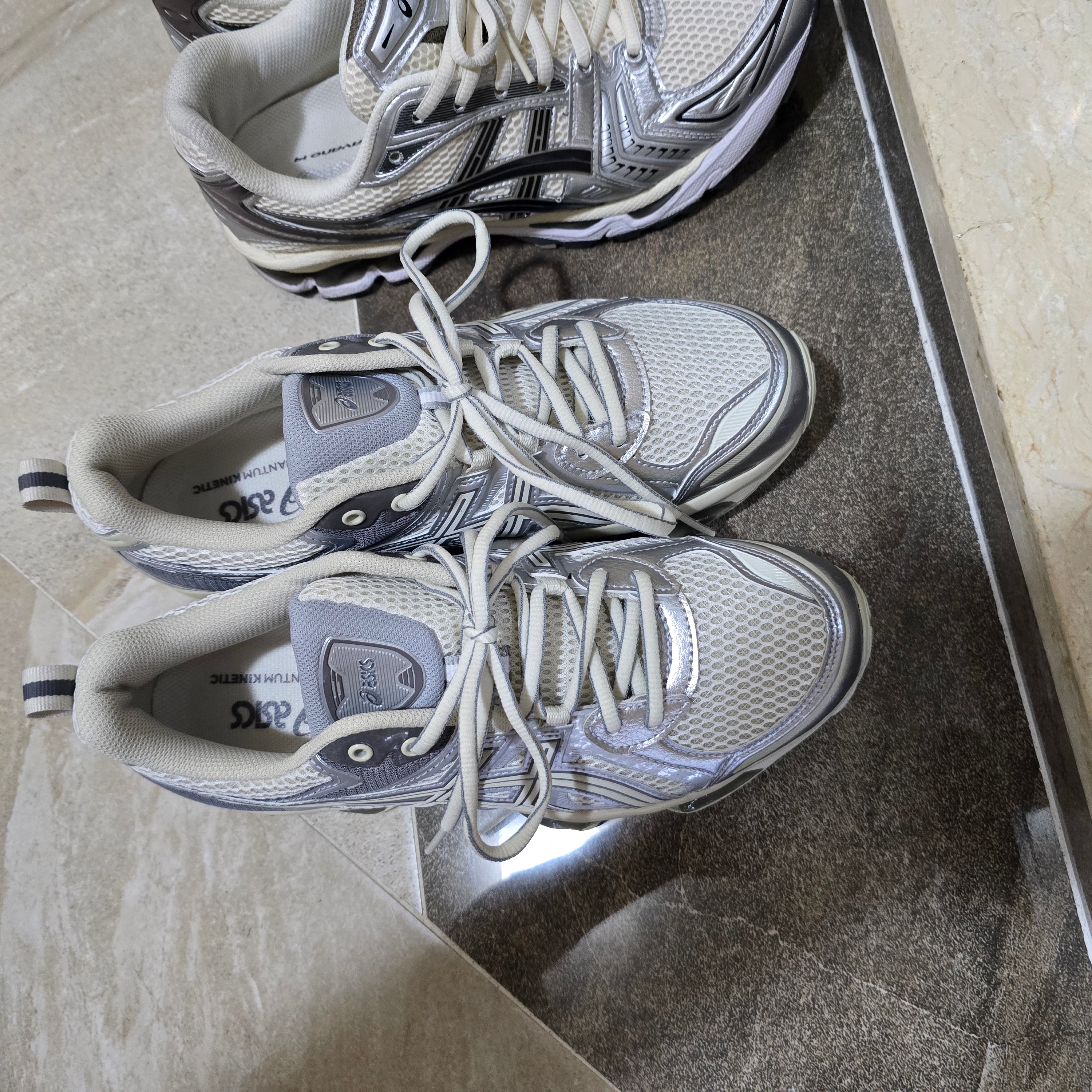 Asics Gel-Quantum Kinetic White Light Dust, Asics Gel-Kayano 14 Black Pure Silver 착용 스타일 - 3