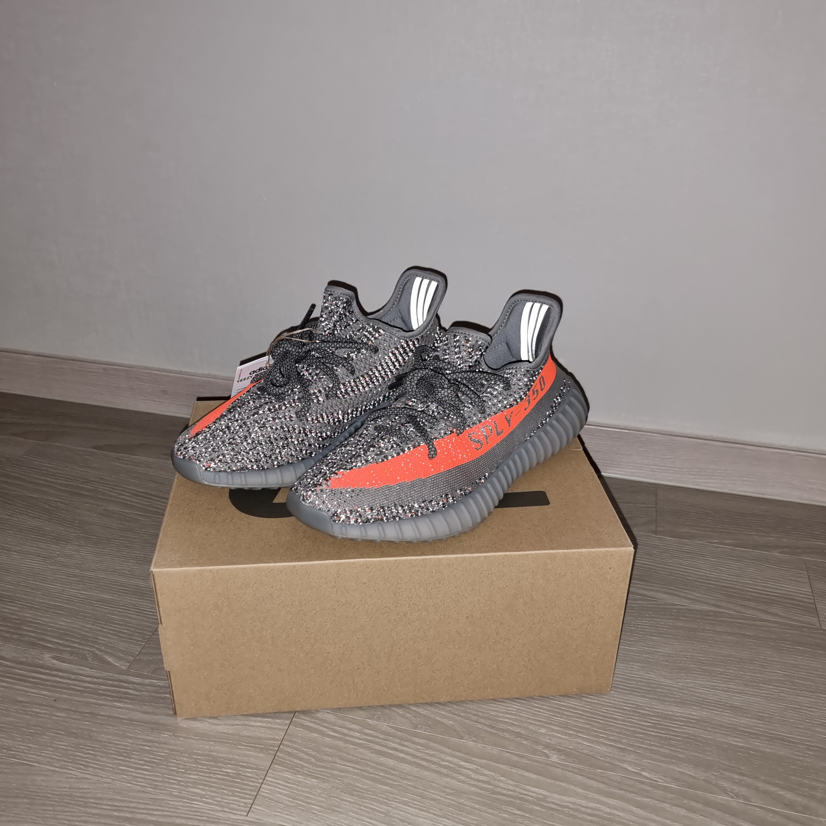 Adidas Yeezy Boost 350 V2 Beluga - Reflective 착용 스타일
