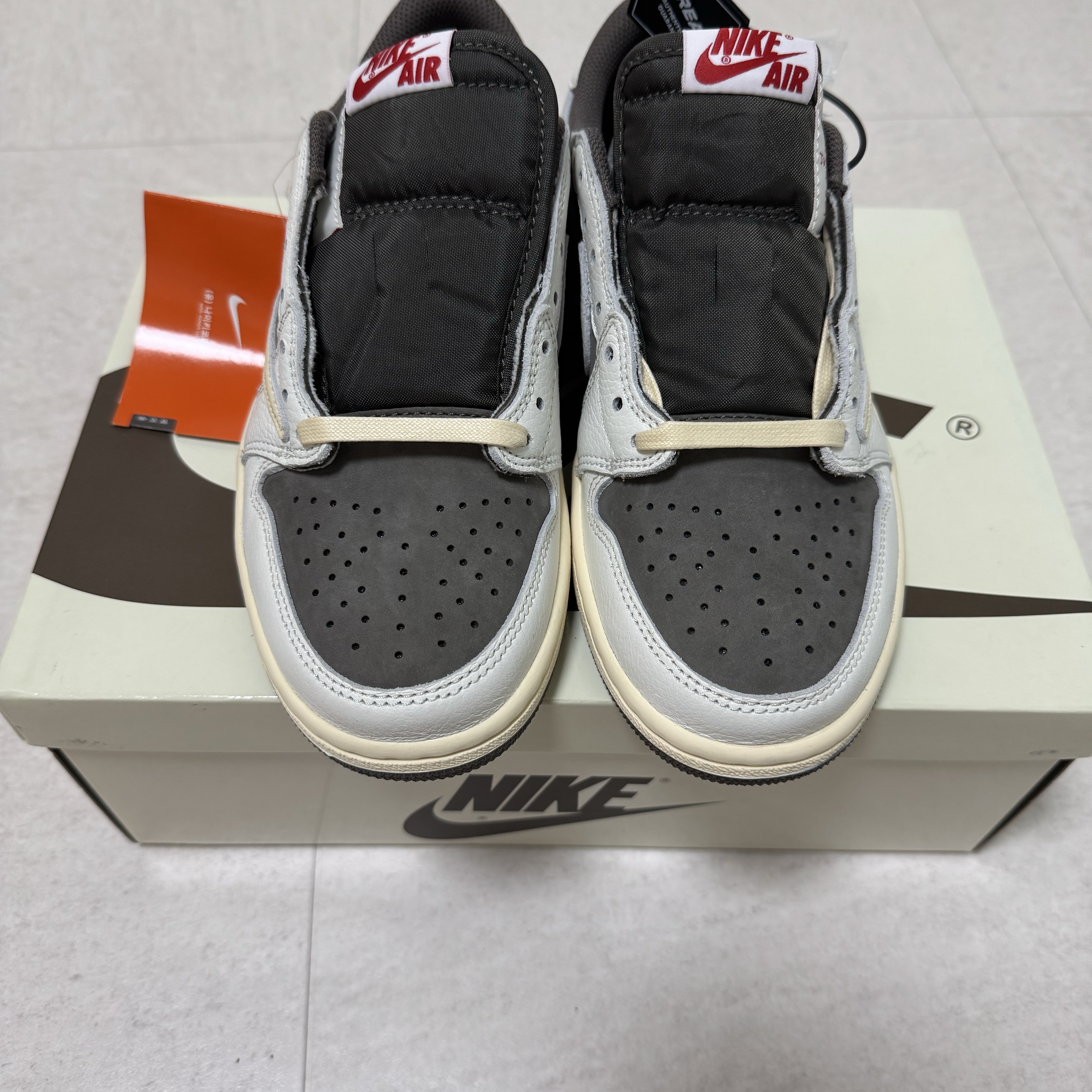 Jordan 1 x Travis Scott Retro Low OG SP Sail and Ridgerock 착용 스타일 - 6
