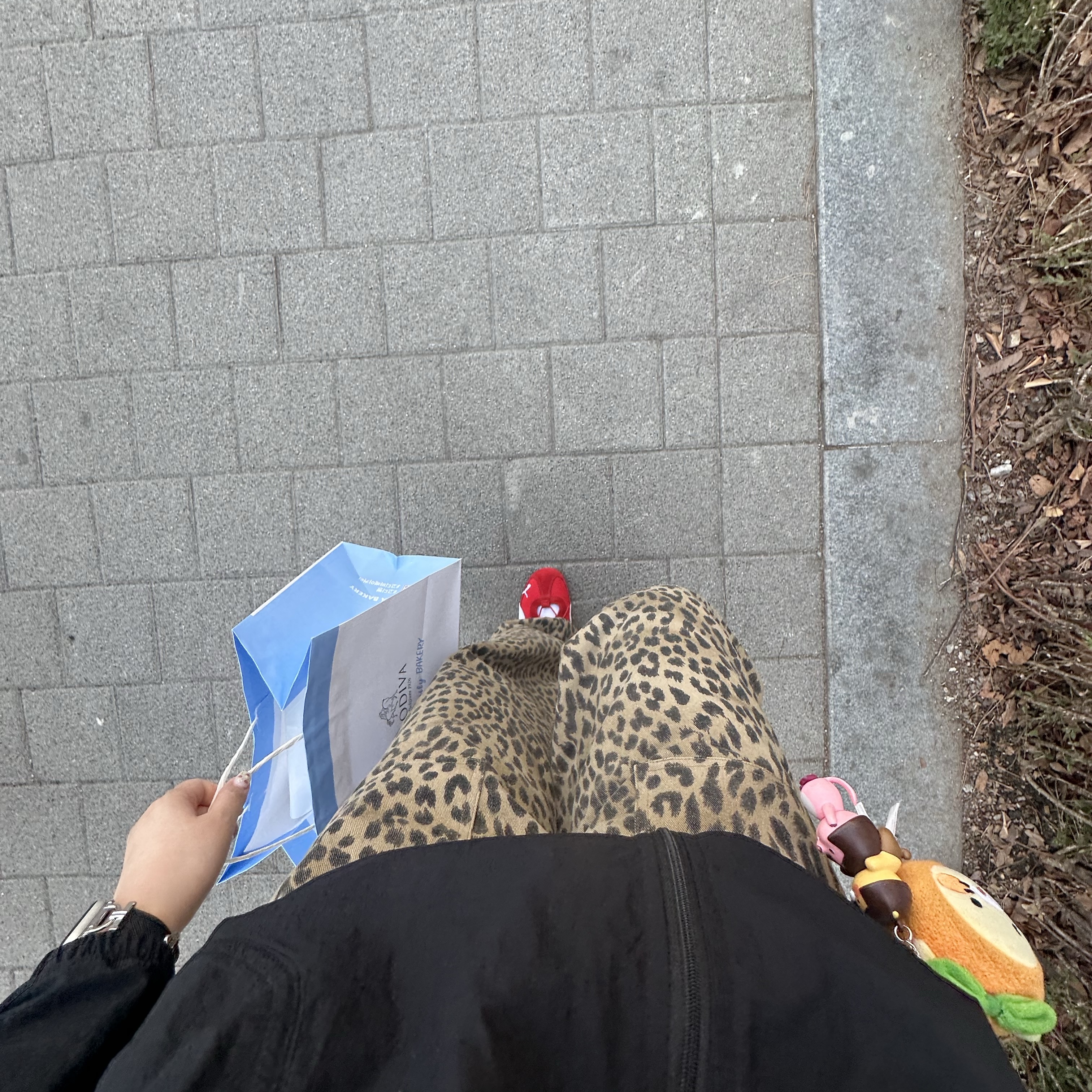 Prada Duet Re-Nylon Shoulder Bag Black Gold, (W) Puma Speedcat Go For All Time Red Puma White 착용 스타일 - 2