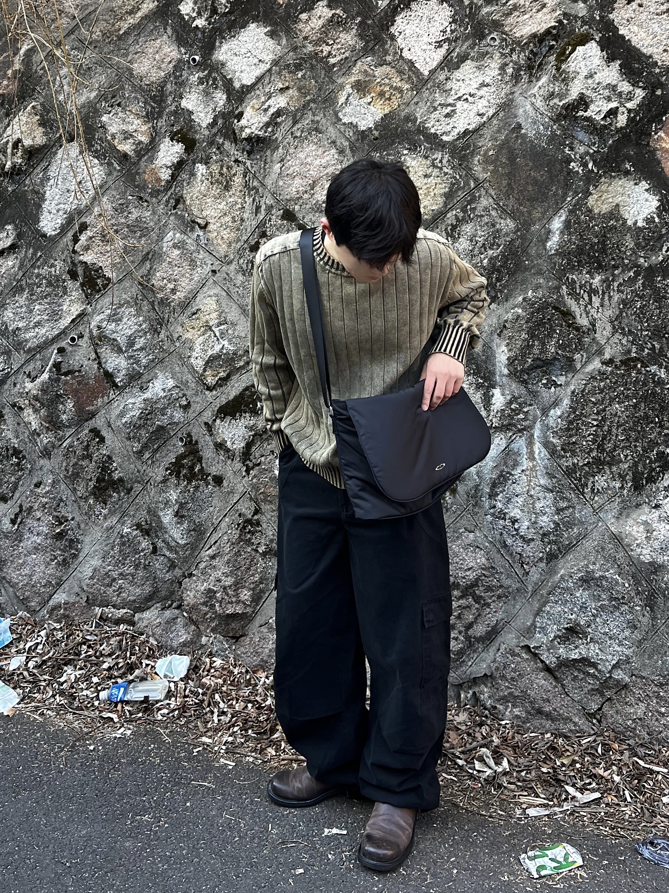 noun Washed Crewneck Knit Faded Khaki, noun Washed Cargo Pants Black 착용 스타일 - 2