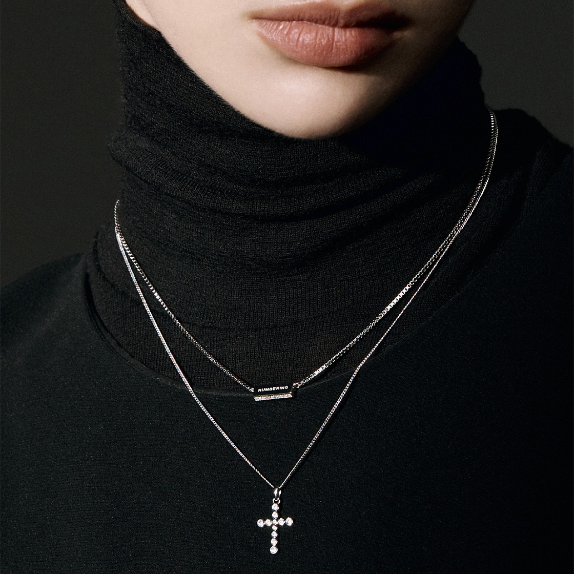 넘버링 #3729 미니 그라디언트 크로스 네크리스 화이트