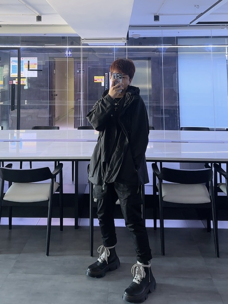 닥터마틴 x 릭 오웬스 1460 DMXL 점보 레이스 부츠 블랙, 릭 오웬스 코튼 우븐 크리치 카고 크롭 드로우스트링 팬츠 블랙 착용 스타일 - 1