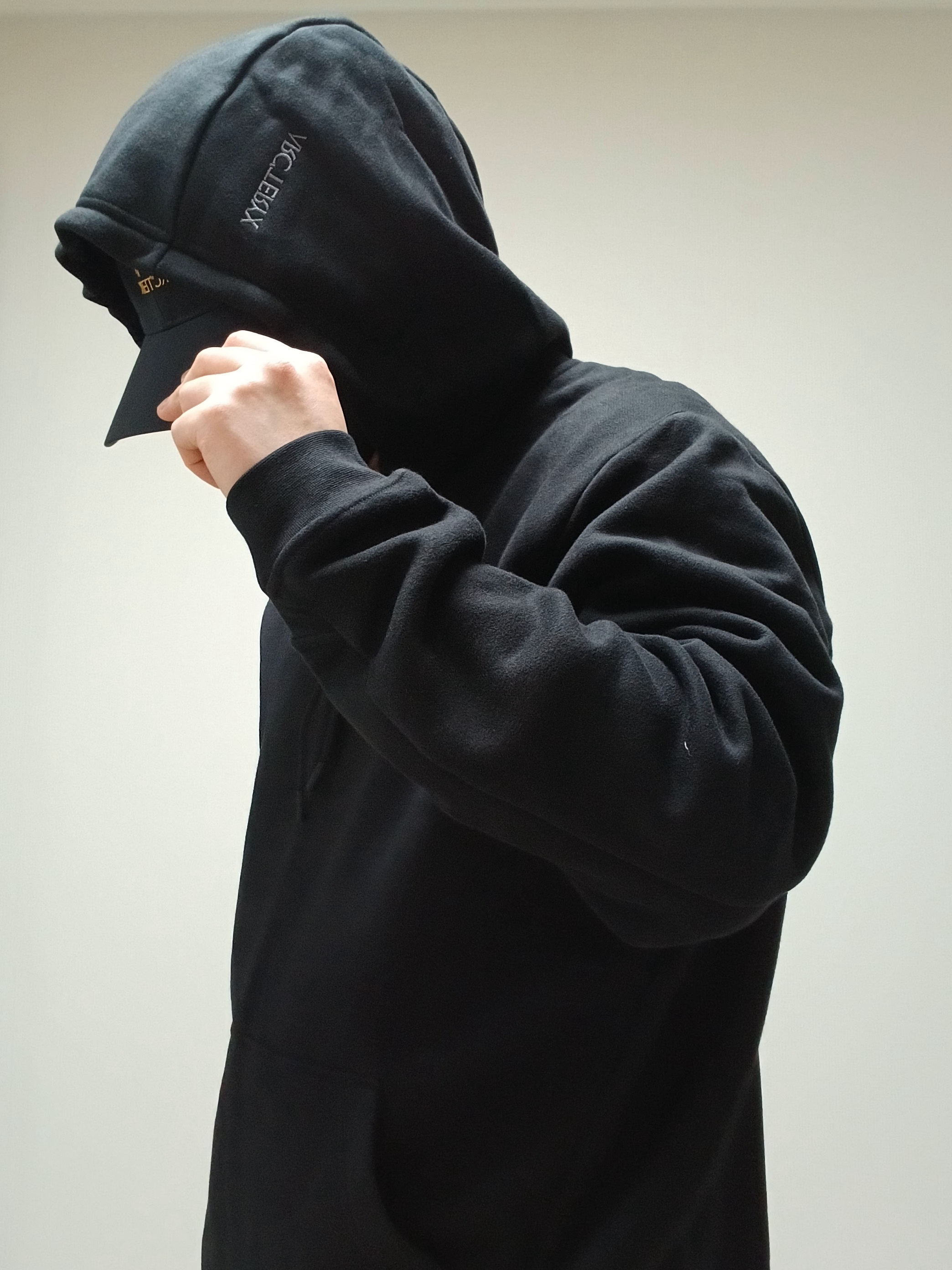 Arc'teryx Bird Word Cap 24K Black, Arc'teryx Emblem Fleece Hoody Black 착용 스타일 - 4