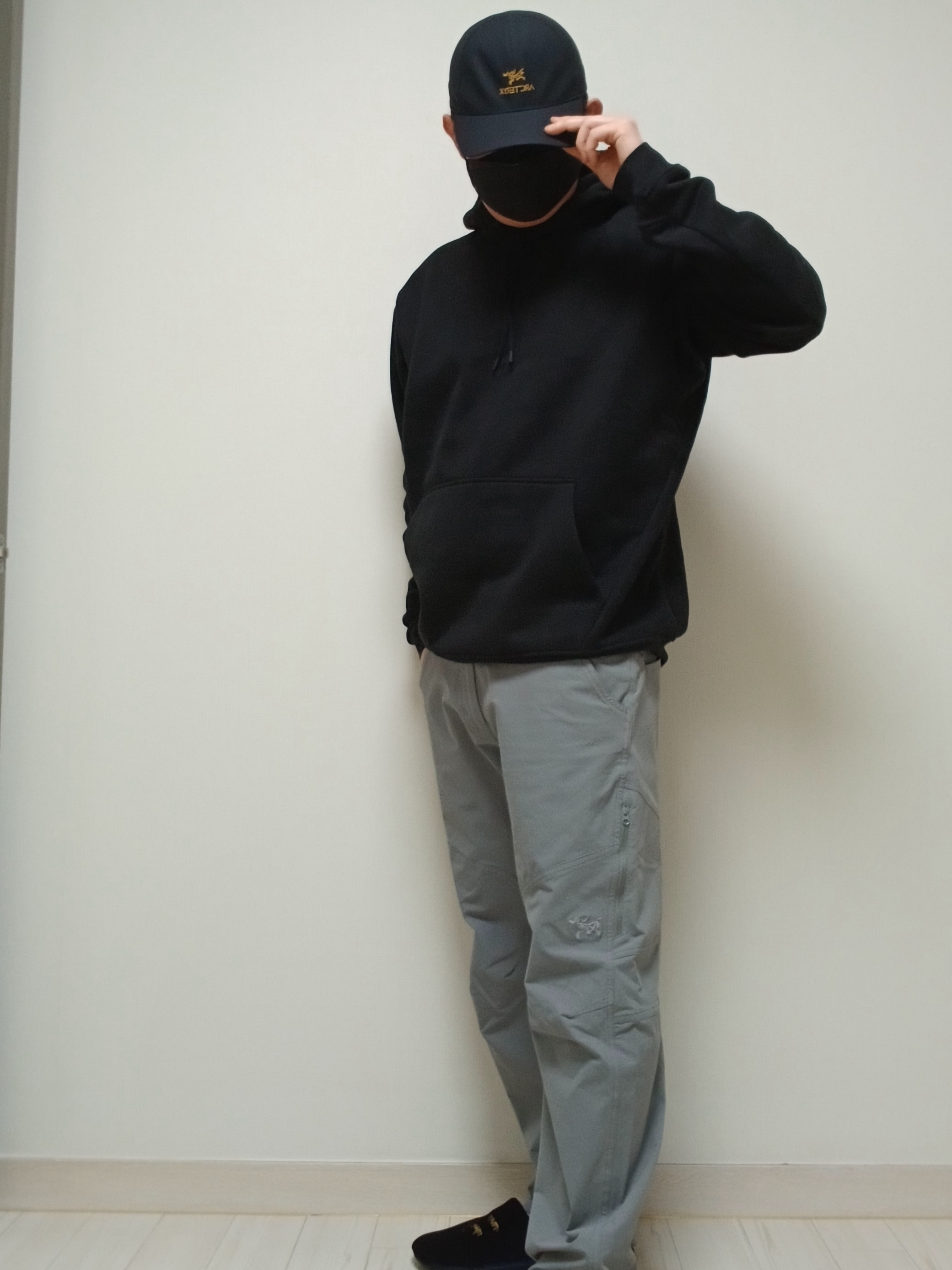 Arc'teryx Bird Word Cap 24K Black, Arc'teryx Emblem Fleece Hoody Black 착용 스타일 - 7