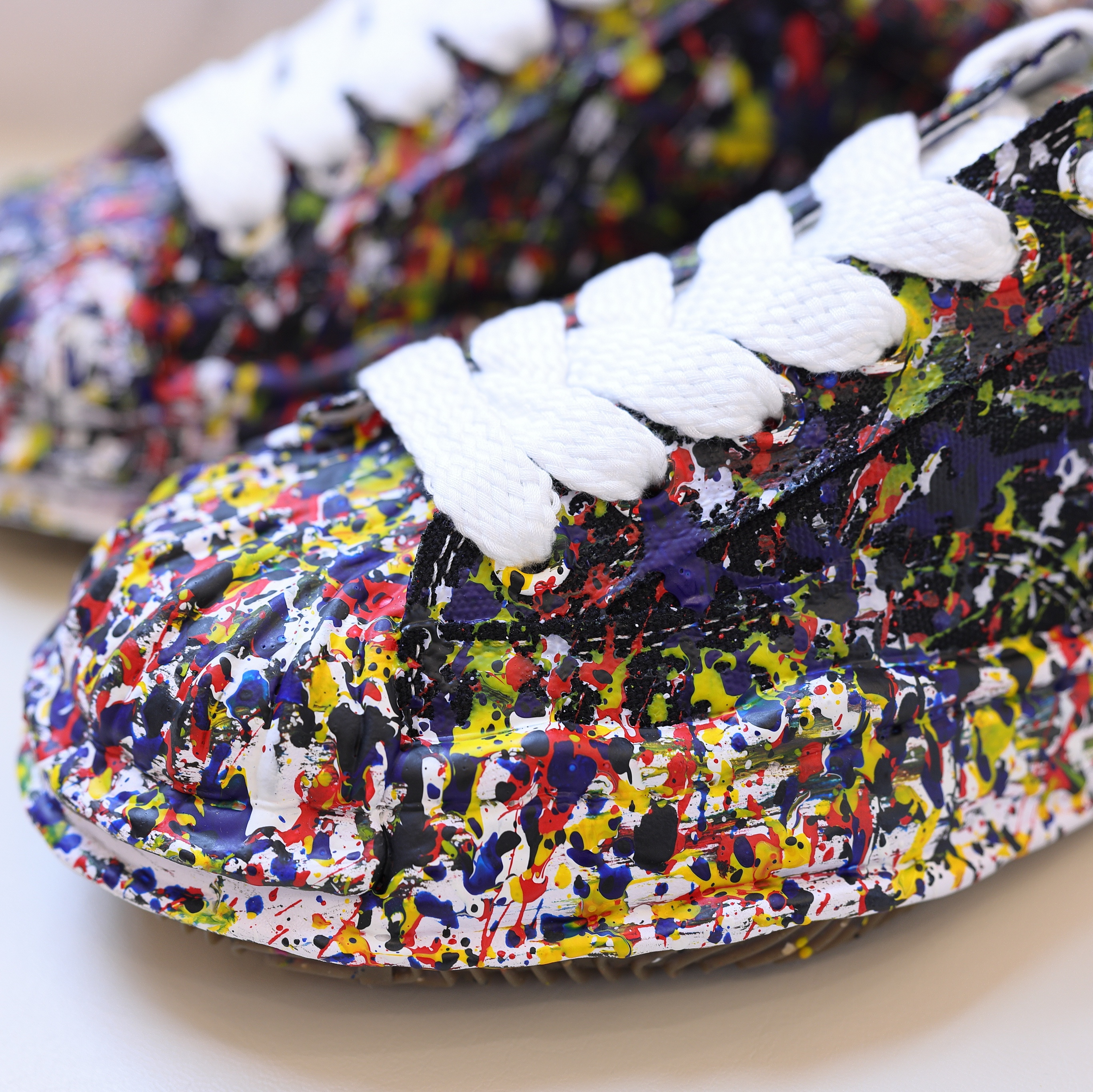 Maison Mihara Yasuhiro Blakey OG Sole Sputtering Paint Canvas Low-top Sneakers Black 착용 스타일 - 3