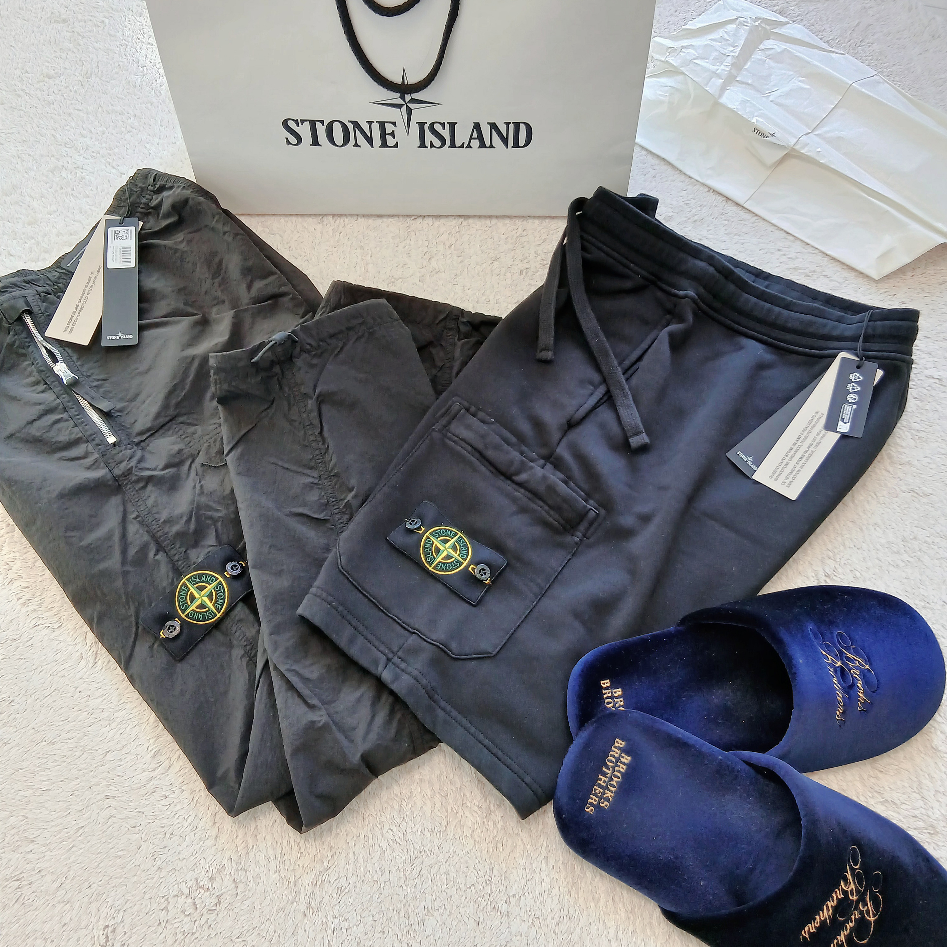Stone Island 6200012 Organic Cotton Fleece Pocket Details Cargo Bermuda Shorts Black - 25SS, Stone Island 3100005 Nylon Metal in Econyl Mesh Lining Regular Fit Pants Black - 25SS 착용 스타일 - 1