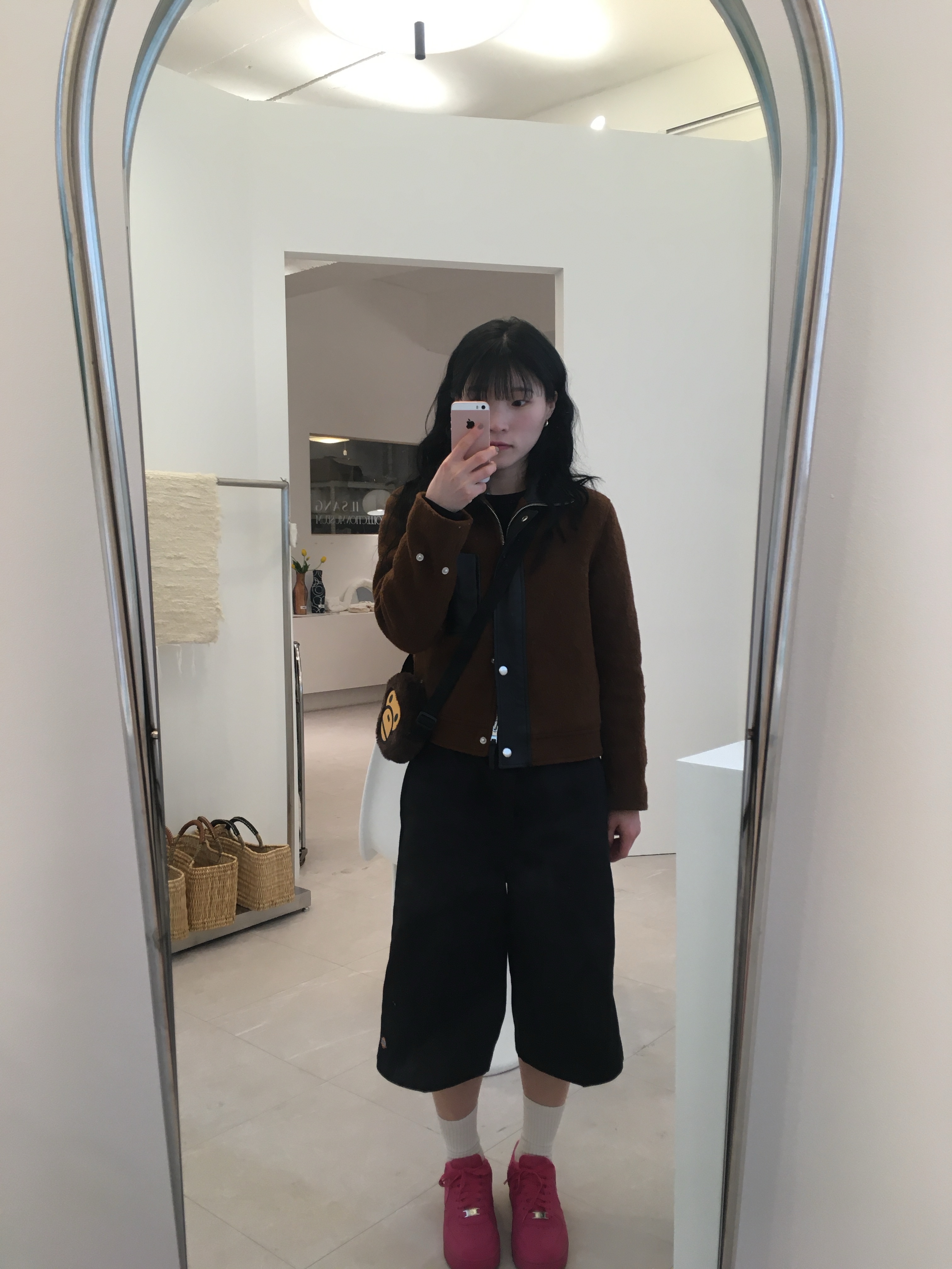 (키즈) 베이프 베이비 마일로 보아 숄더백 브라운, (W) 나이키 에어포스 1 '07 파이어베리 피어스 핑크 착용 스타일 - 1