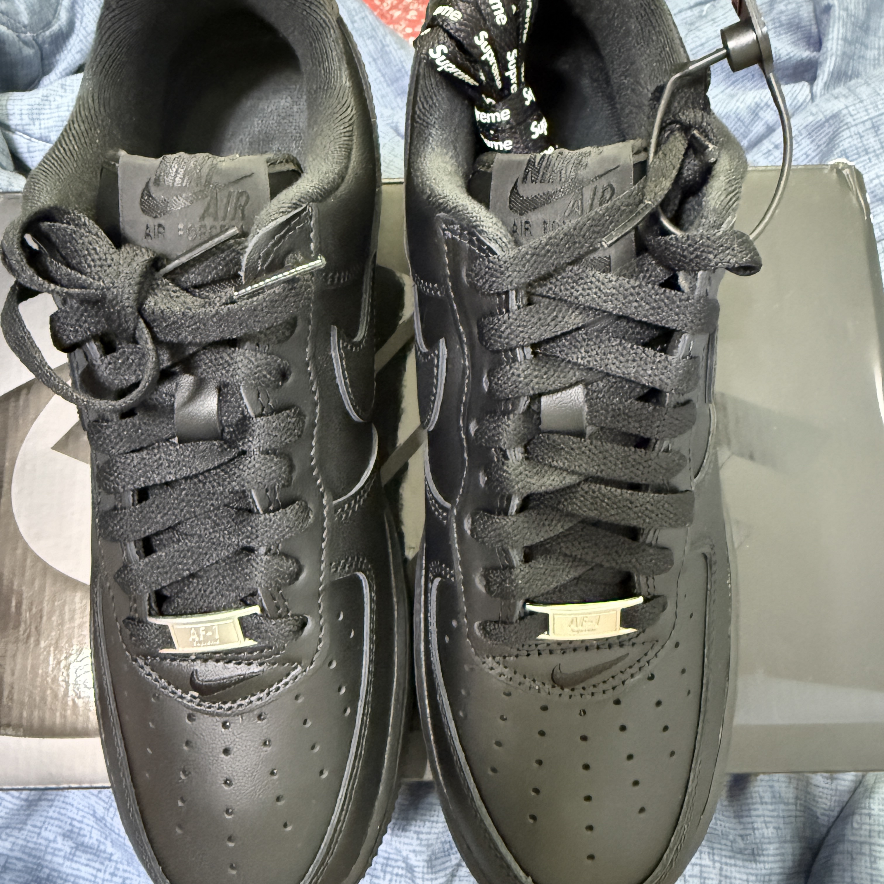 Nike x Supreme Air Force 1 Low Black 착용 스타일 - 2