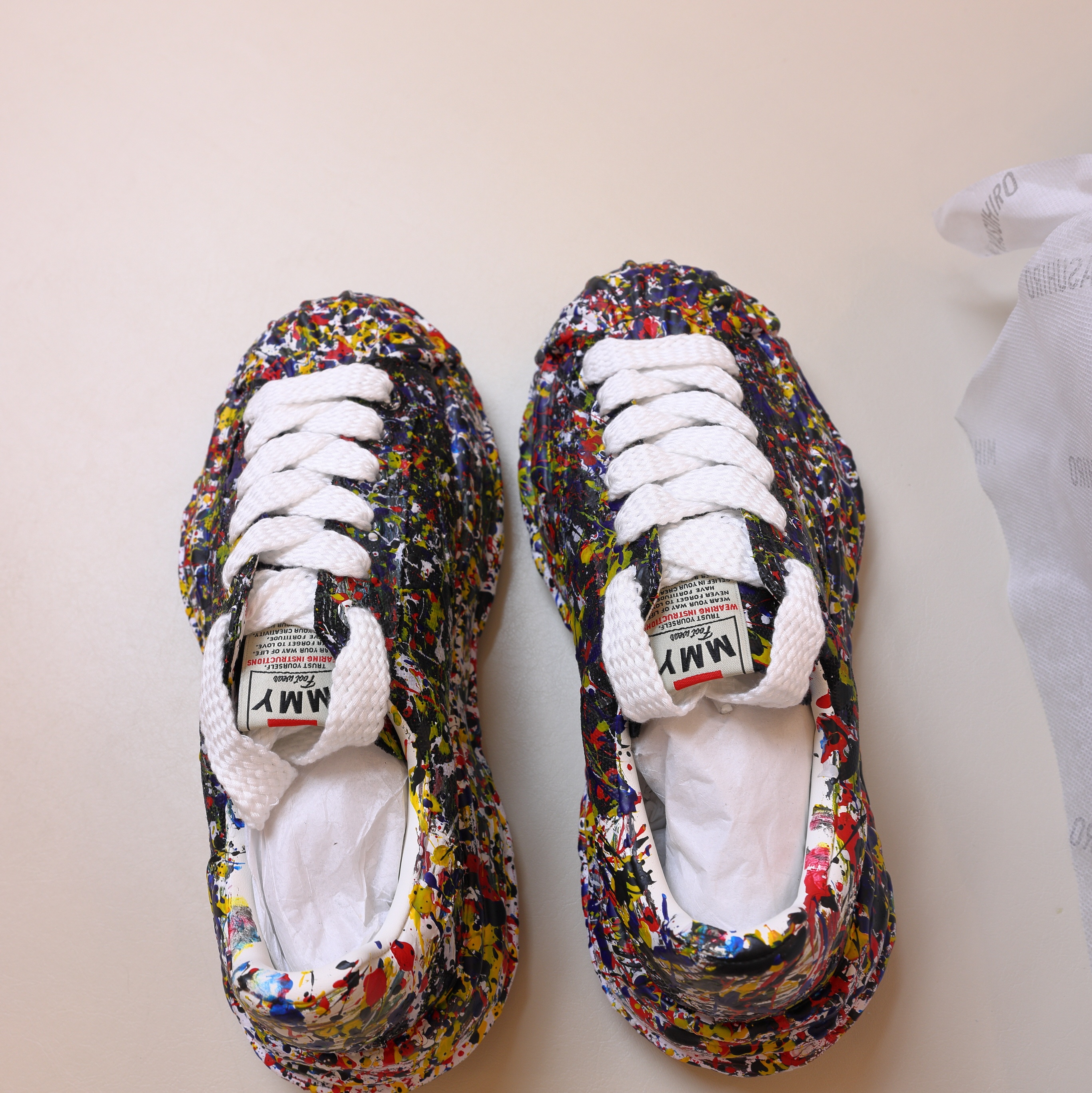Maison Mihara Yasuhiro Blakey OG Sole Sputtering Paint Canvas Low-top Sneakers Black 착용 스타일 - 2