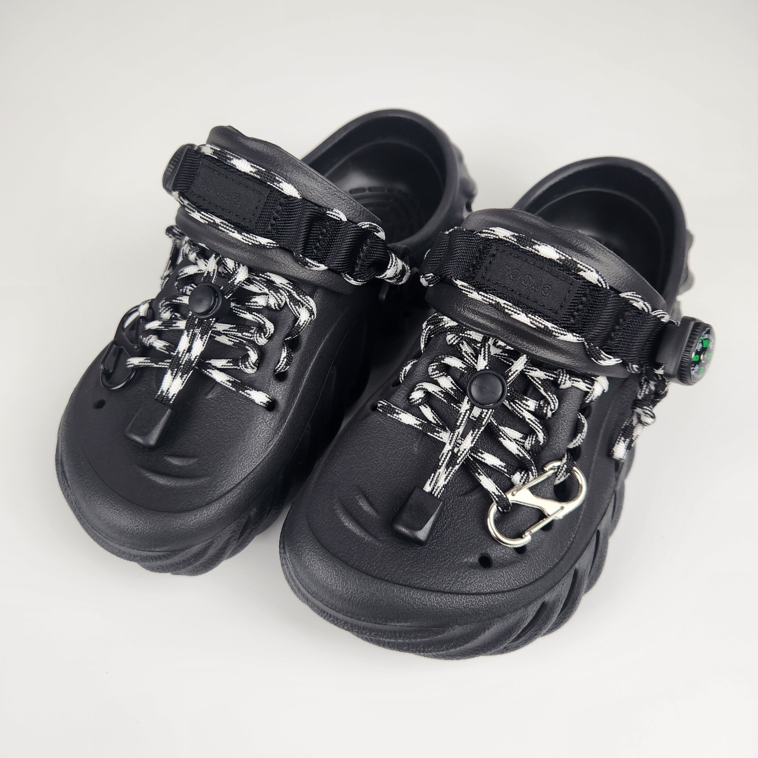Crocs Echo Clog Black, Crocs Echo Clog Bone Black 착용 스타일 - 1