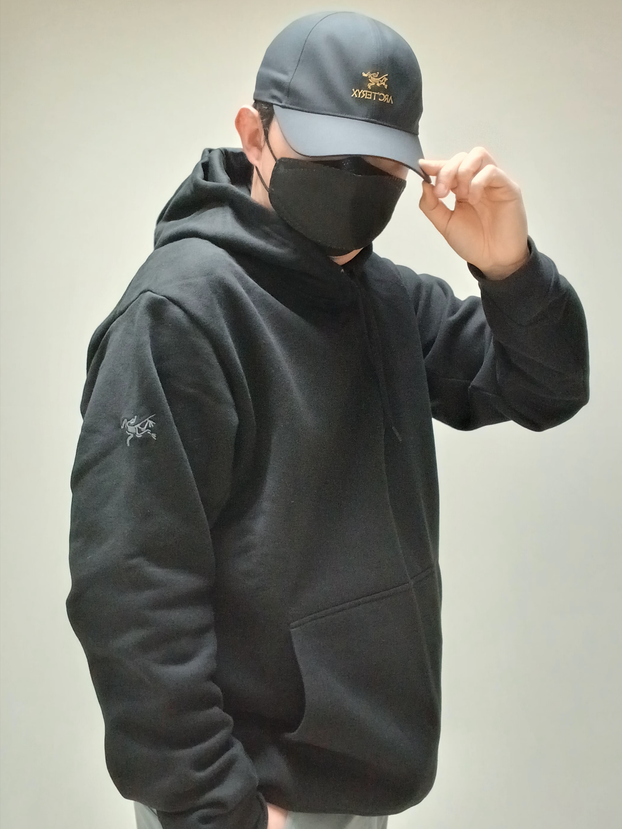 Arc'teryx Bird Word Cap 24K Black, Arc'teryx Emblem Fleece Hoody Black 착용 스타일 - 1
